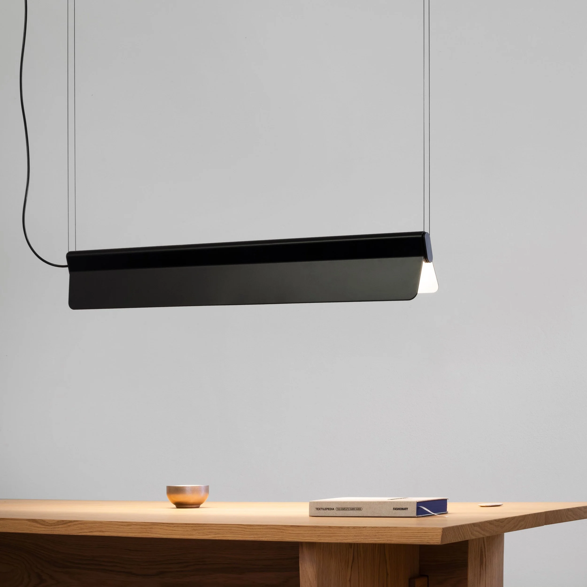 die wohnerei-aust und amelung-leuchte-salto-schwarz-1.jpg