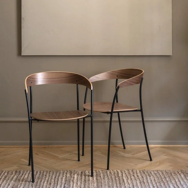 diewohnerei-newworks-stuhl-missing-armchair-wallnuss-mood1.jpg