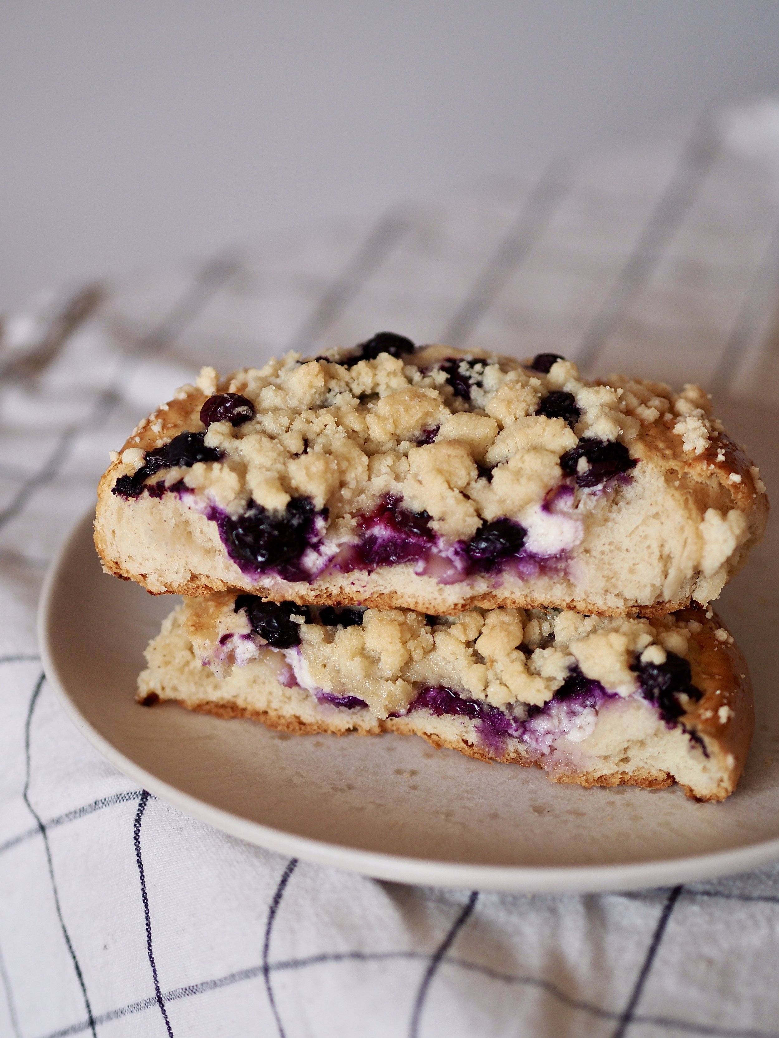 Cheesecake-Streuseltaler mit Blaubeeren