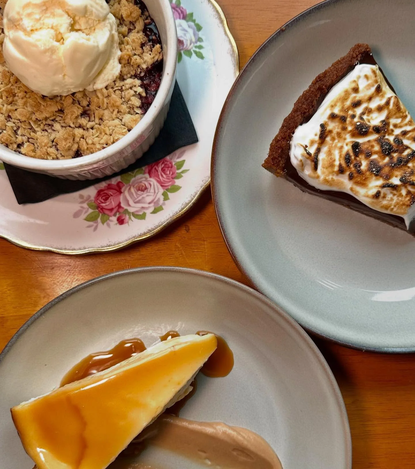 New desserts by @baker.at.the.barn are on another level 🫠

🏕️ This S&rsquo;mores Tart with a smoked chocolate ganache and toasted homemade fluff makes you feel like you&rsquo;re sitting around the campfire on a starry summer night.

🫐 Love the fee