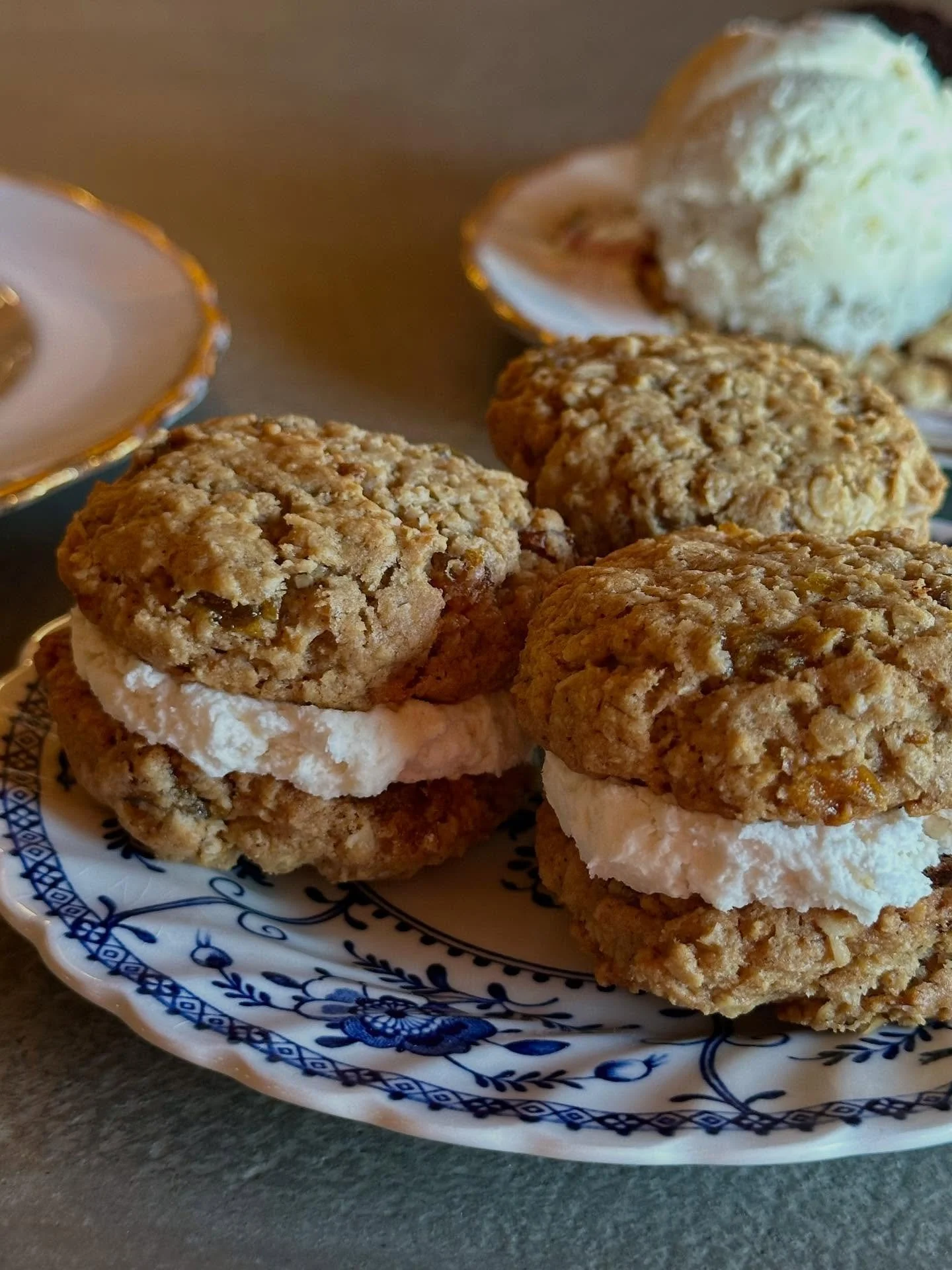 Fall Desserts are HERE! π
πͺ “The Oatmost Delight” - 3 oatmeal raisin cookie sandwiches with vanilla icing
π “The Funky Monkey” - chocolate cake with hazelnuts and bananas foster ice cream
πPumpkin Spice Cake - pumpkin c