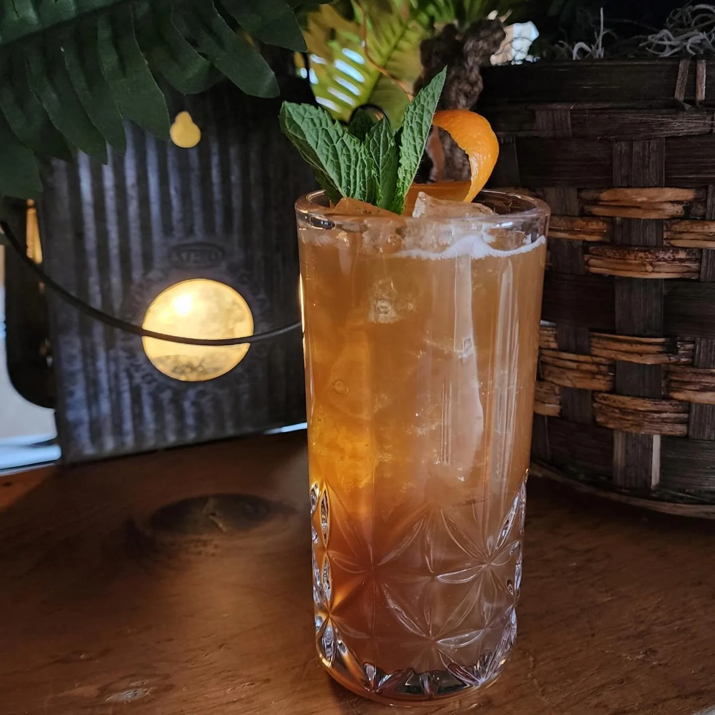 Roz&rsquo;s Shipwreck 🏝️ 🤖 

We partnered with the Thomas Prince PTA to sponsor a movie night for the kiddos, so while the littles are watching THE WILD ROBOT, the parents can come sip on this creation. 

Inspired by The Wild Robot, this island-sty