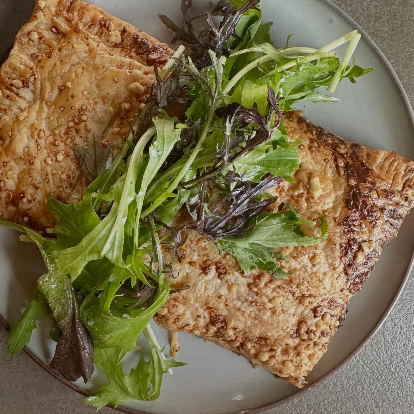 ✨ Specials 6/4-6/6

👑 Chicken &agrave; la King Pocket
Tender chicken, peas, and mushrooms in a creamy sauce, baked inside a golden puff pastry shell.

🍝 French Onion Pasta
Ground beef, caramelized onions, and mushrooms tossed with angel hair pasta 