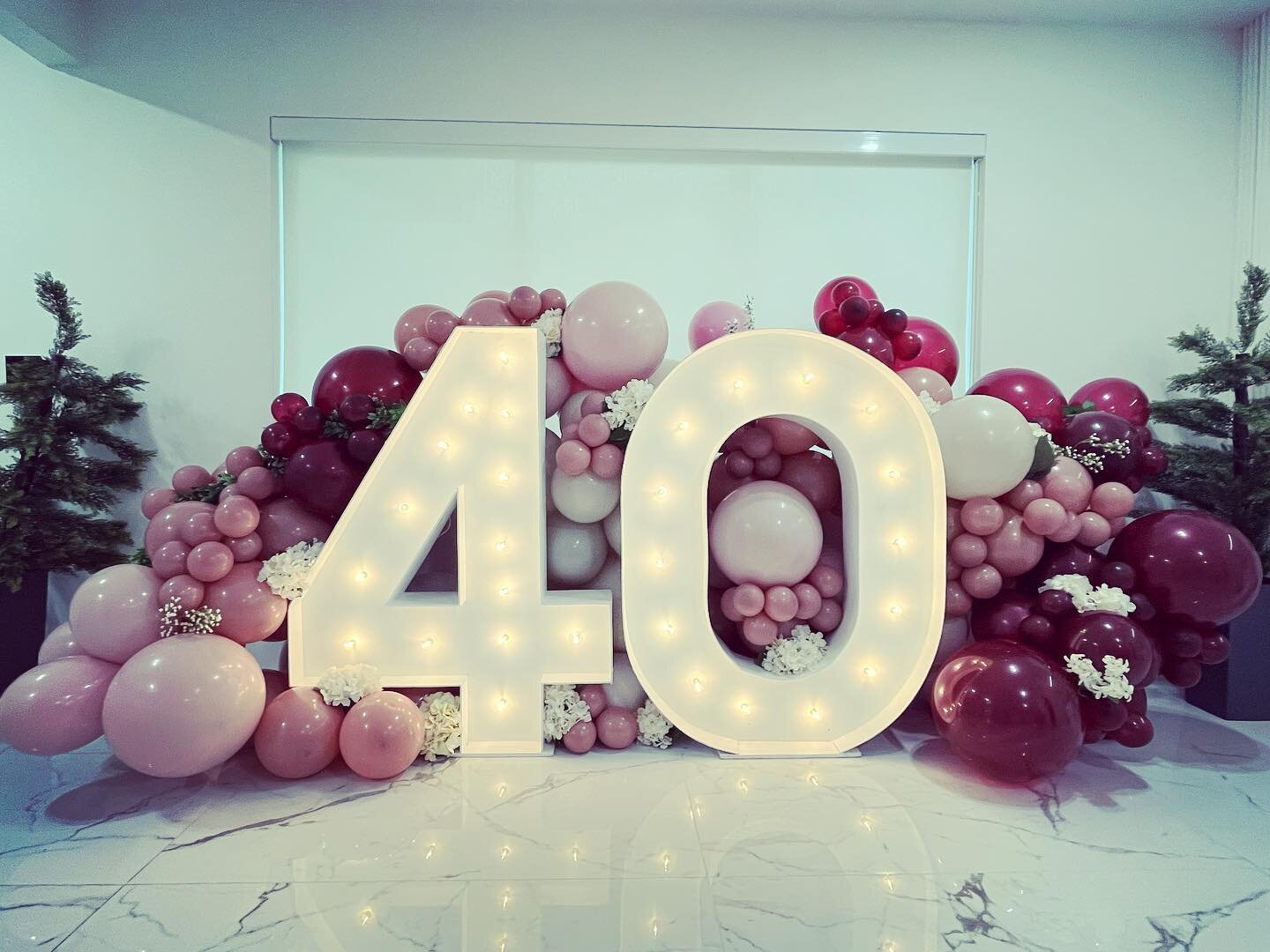 Shining Bright at 40! 🎈✨ Celebrating this milestone with a touch of elegance and a lot of fun. Our 4ft marquee lighted numbers add that extra glow to the festivities, perfectly complemented by a garland of balloons in stunning shades of pink, berry,