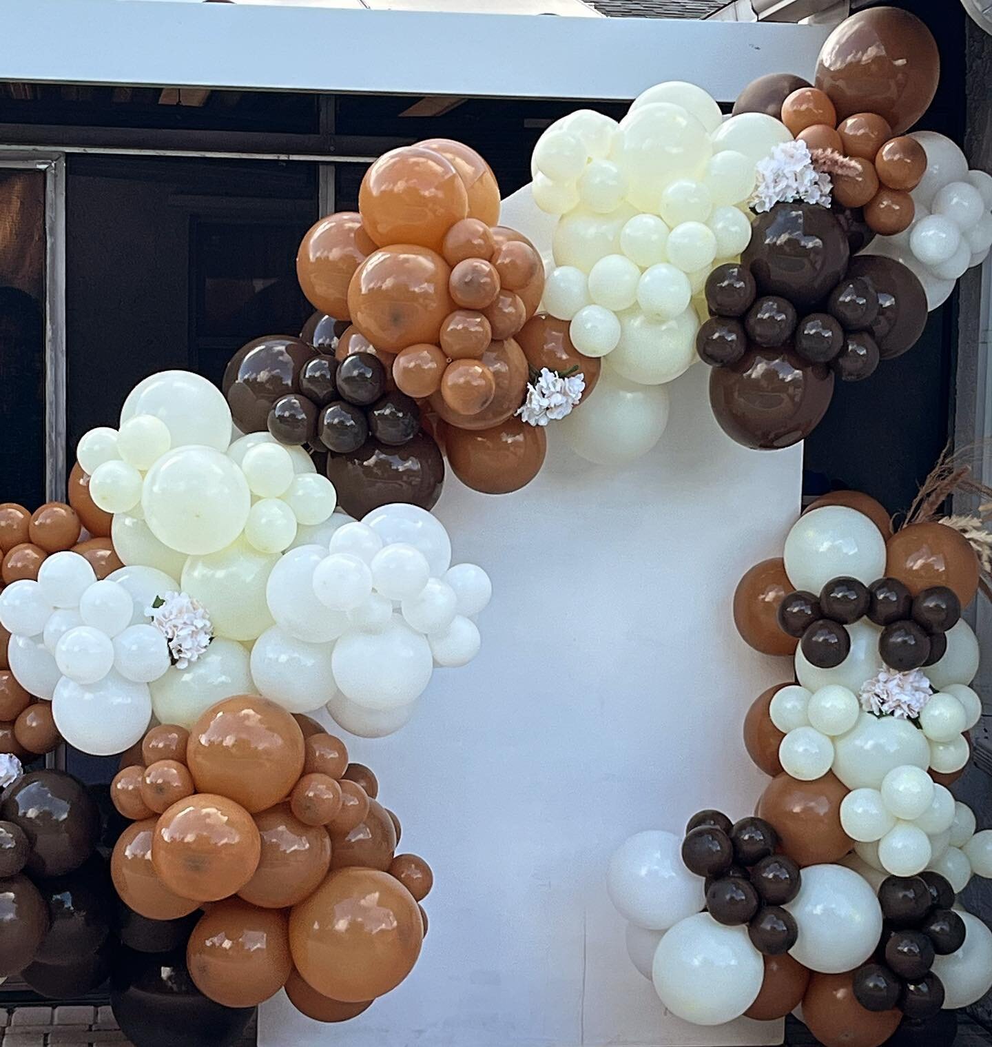 Add a touch of warmth and sophistication for your next celebration with shades of brown 🌰🍂 
&bull;
&bull;
&bull;
#shadesofmelanin #browncelebration #BalloonArtistry #EarthyElegance #eventdecor #EventDesign #browardevents #partyrentals #balloondecor