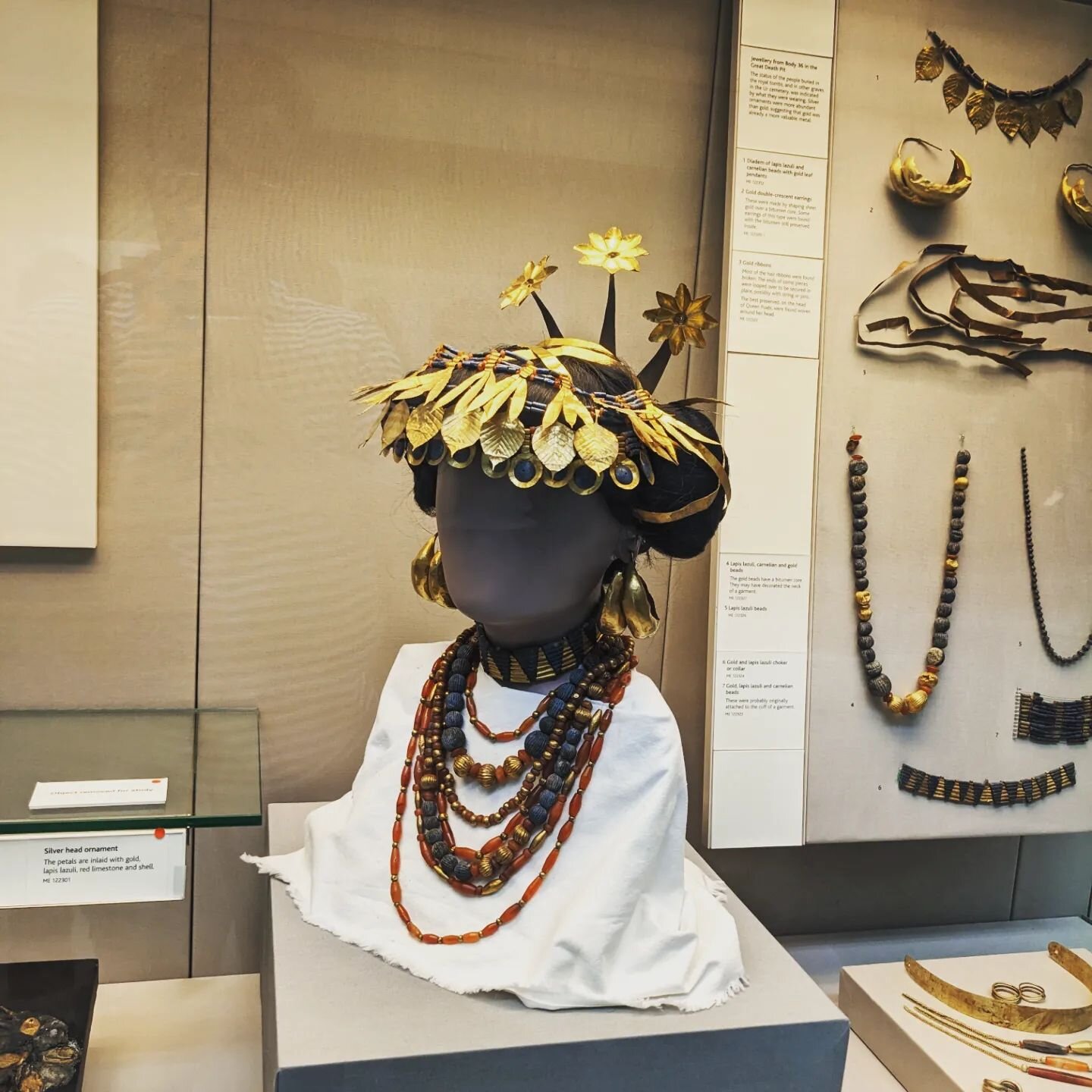Noticed an amazing range of wedding dress and the ancient equivalent of wedding photos at the British museum today!

Weddings and marriage ceremonies have existed throughout history and across cultures 🧑&zwj;🤝&zwj;🧑

Conducting rituals to mark imp
