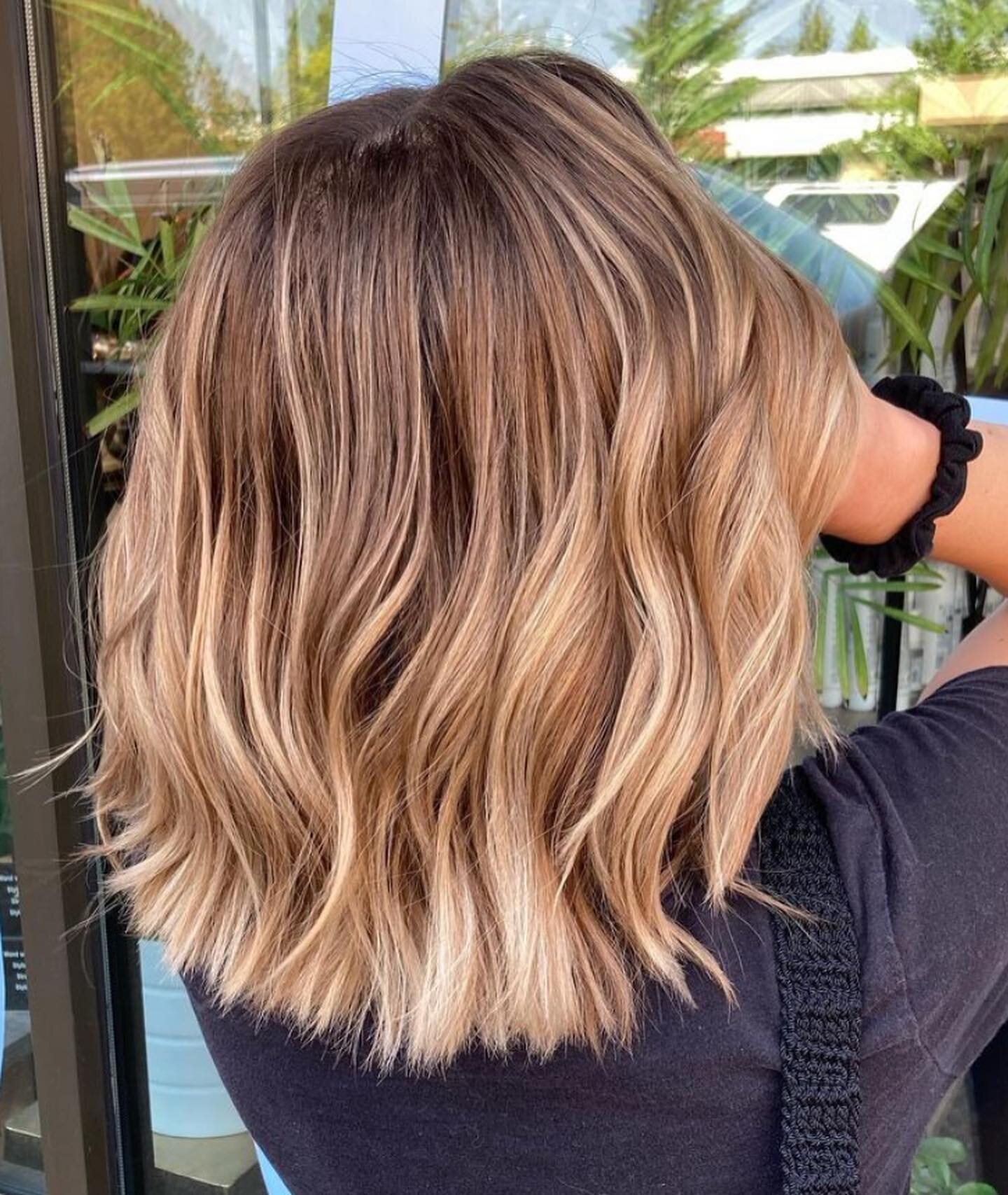 The transition from traditional #Highlights to a #Balayage method can mean easier grow out and less maintenance for that effortless beautiful look. ✨ @popcolor90