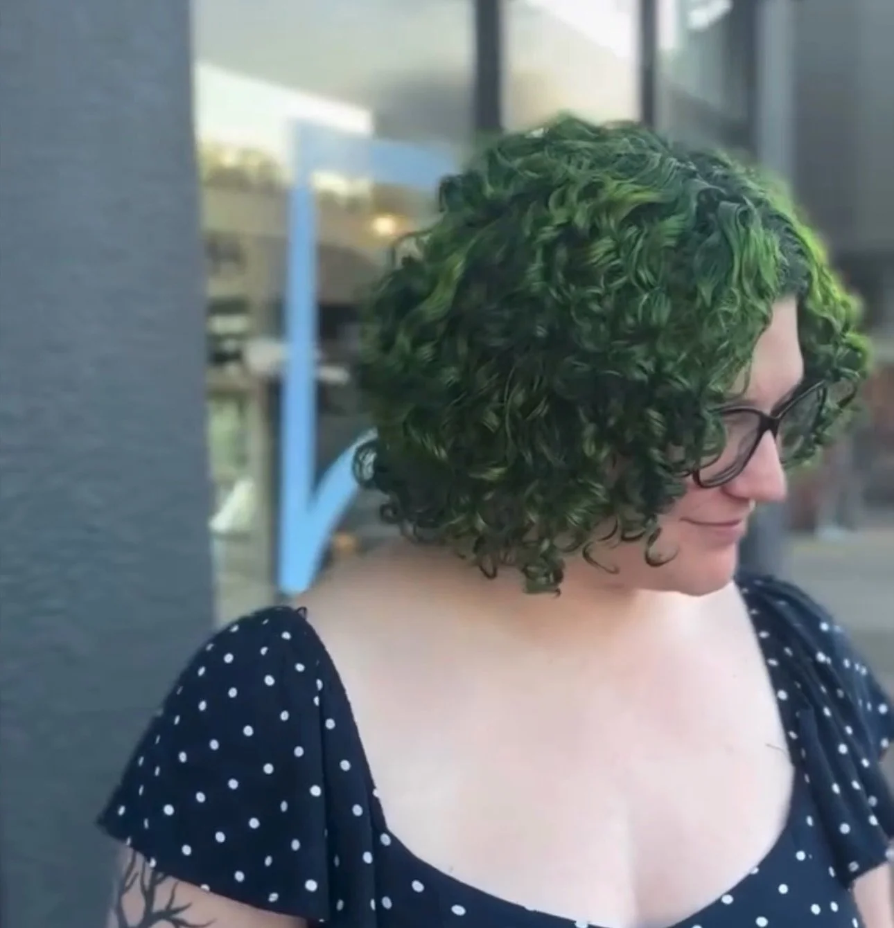 💚 Bold. Beautiful. Unforgettable. 💚 if you could choose a vivid hair transformation, what color would you do? Share below!⬇️⬇️
@hairby.yessi brought her guest&rsquo;s dream hair to life with this vivid green and perfect curls. Using Kuene professio