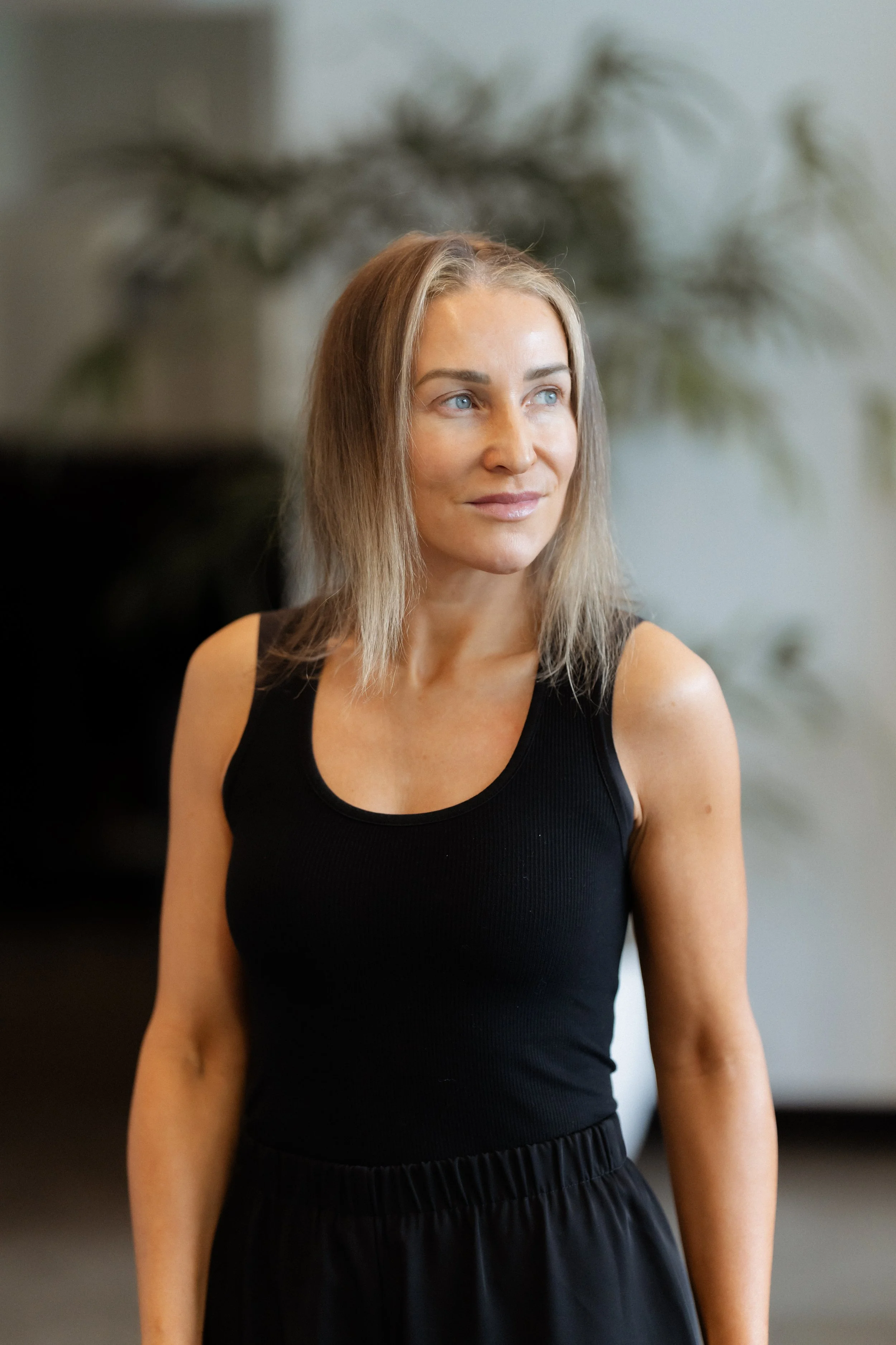 Woman experiencing hair loss taking a picture before having her new hair applied