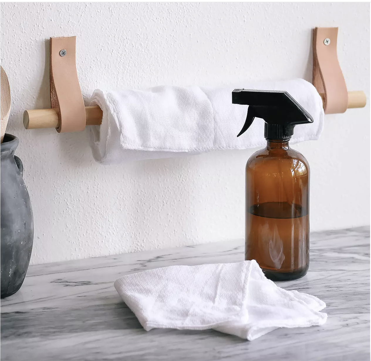 5 WAYS TO KEEP YOUR HOME SPOTLESS WHILE COMPANY'S IN TOWN