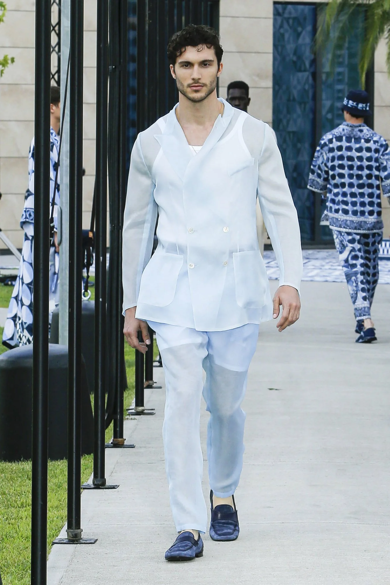 dolce-gabbana-mens-fashion-show-ss21-19-3df479.jpg