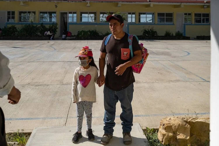 Gil takes his daughter Neli Isabel to school while his wife works in the public library as part of the mutual contract common in communities of natives: a plot of land in exchange for social work for the village community.