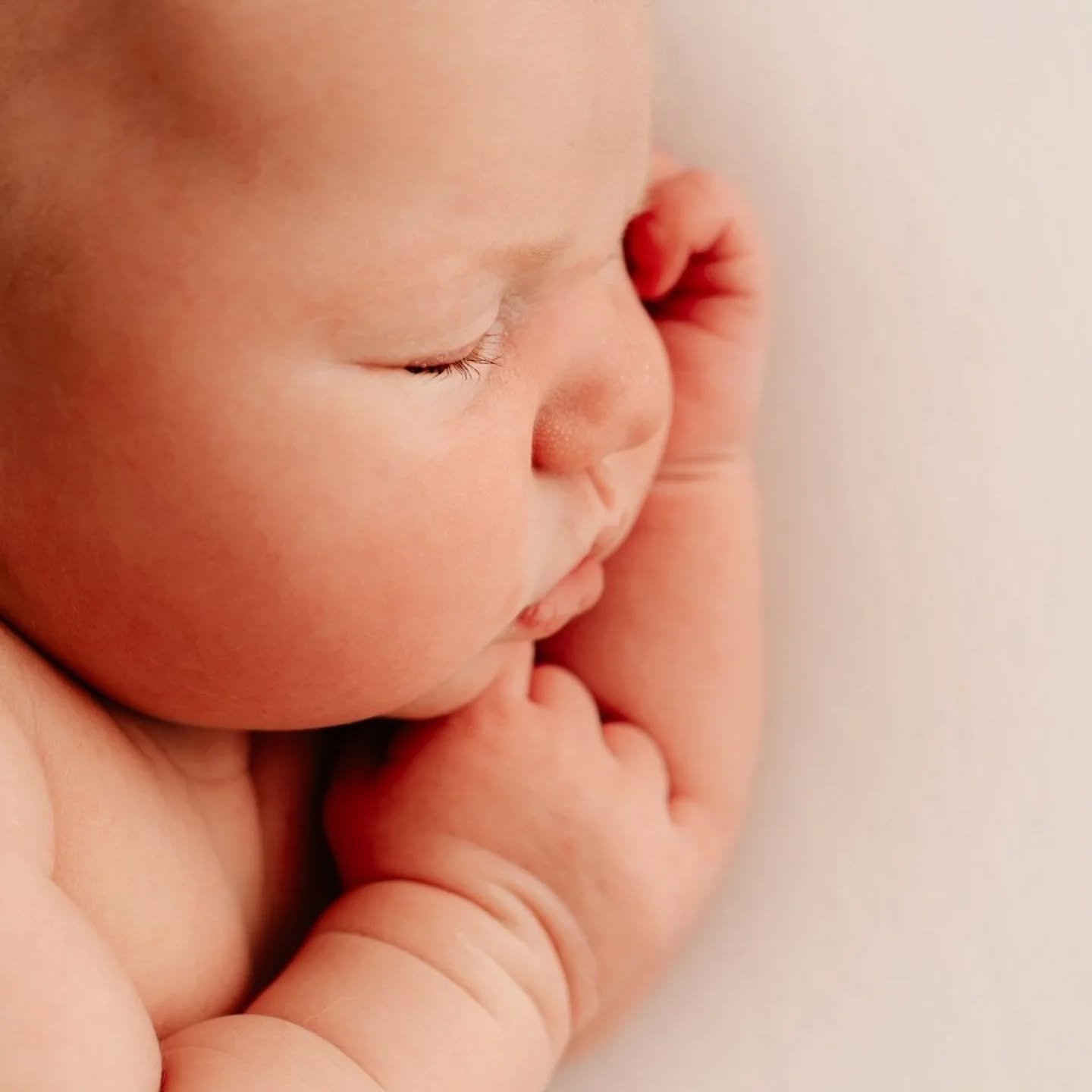 This little one kept Mum and Dad patiently waiting for her to arrive...a whole 10 extra days of waiting! 

Has anyone ever gone longer than that? 

I think that's the longest I've had to wait for a baby to arrive (to photograph that is - not my own! 