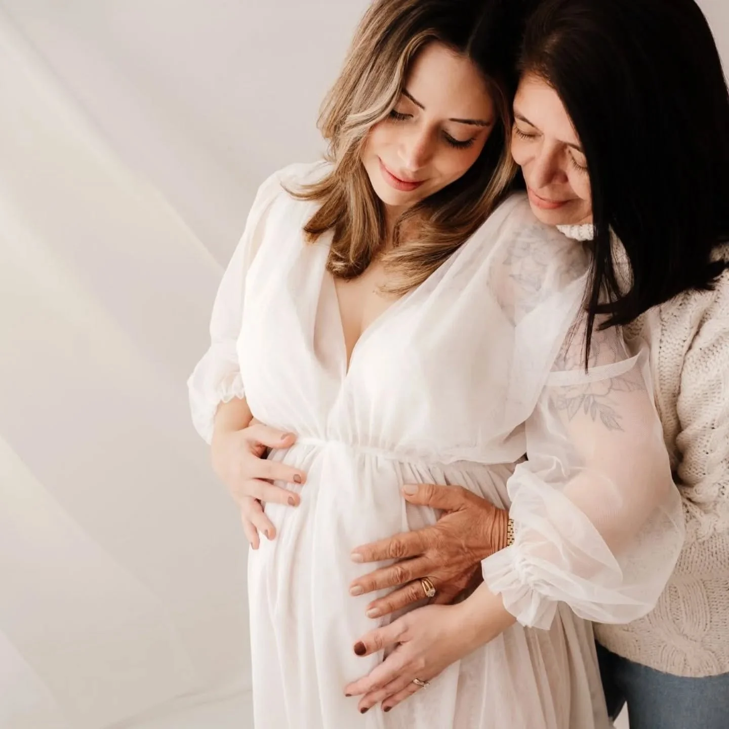 Please can we normalise bringing Grannies-to-be along to maternity sessions! 

Granny travelled a very long way to be here so we absolutely had to include her in the session but I've decided I LOVE it and from here on in would like anyone that feels 