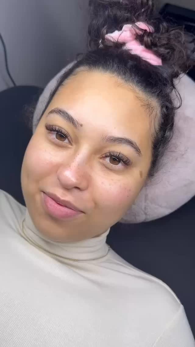 A hint of chocolate, a touch of mauve — soft dimension added to the ends for that effortless flutter. Subtle, yet stunning!
Lash extensions by Brittany @britt_bodyhaus
Get yours for summer! Link in bio 🩷