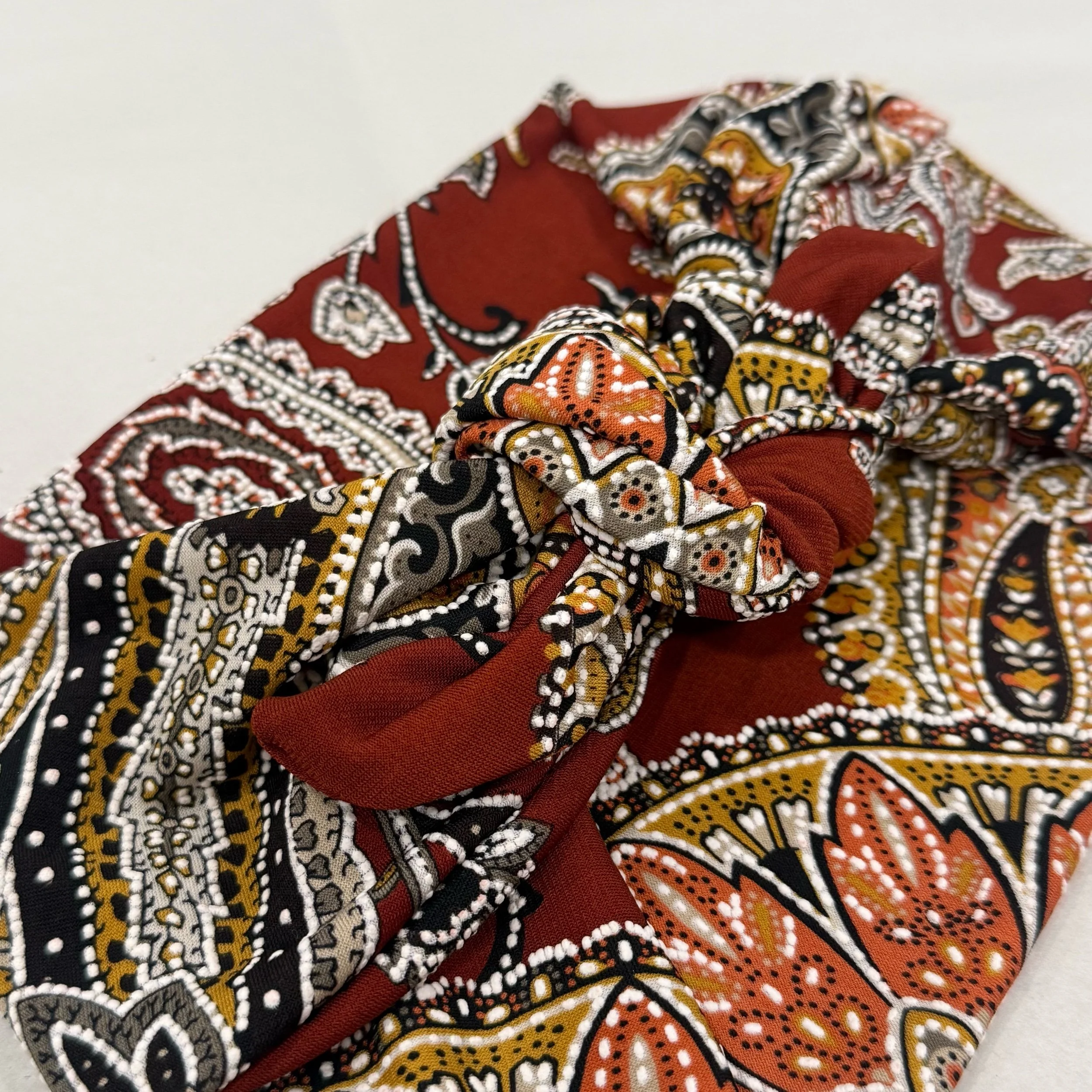 A 3 Dimensional paisley printed headband.All headbands are Stretch and fully adjustable by knotting them yourself into a circle.