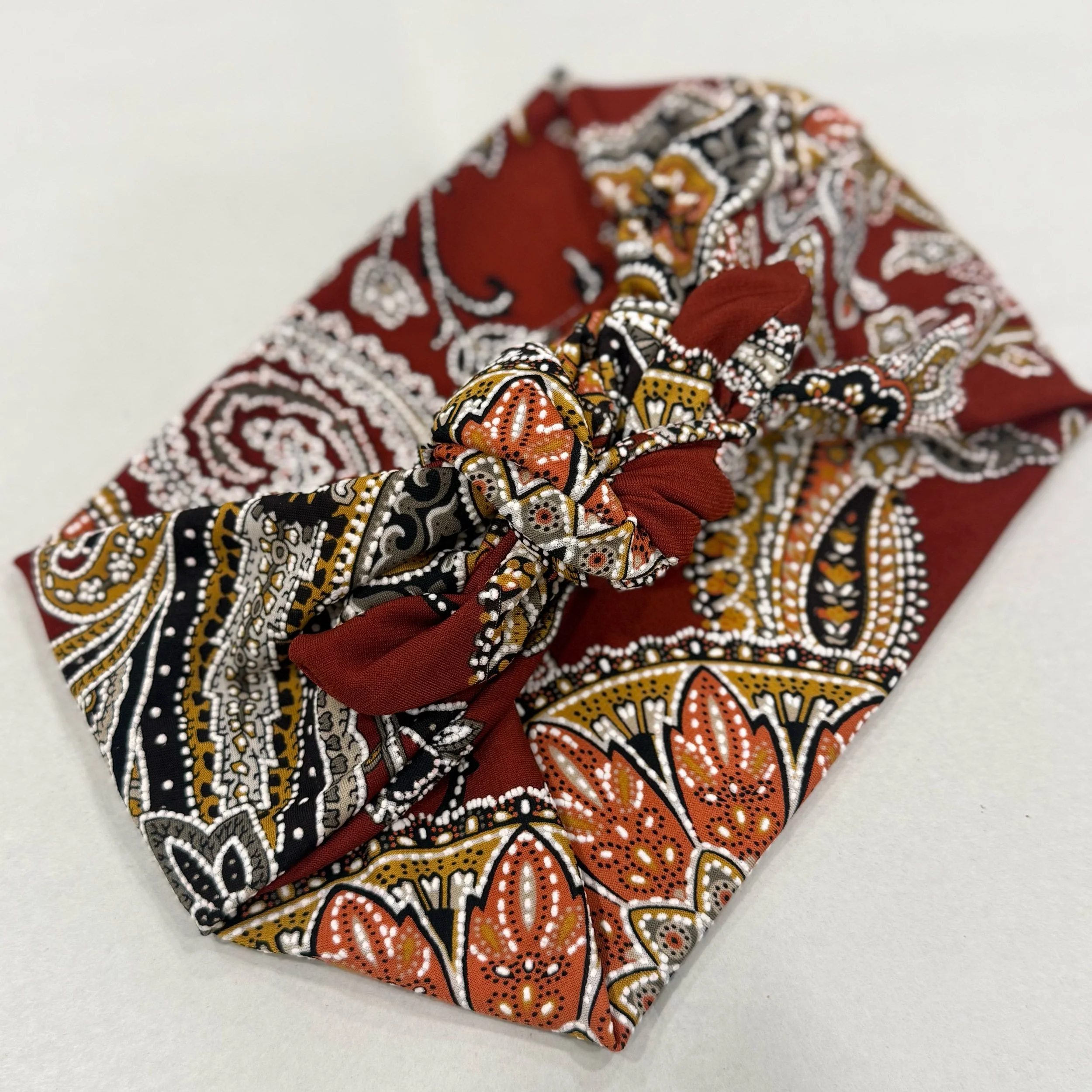 A 3 Dimensional paisley printed headband.All headbands are Stretch and fully adjustable by knotting them yourself into a circle.