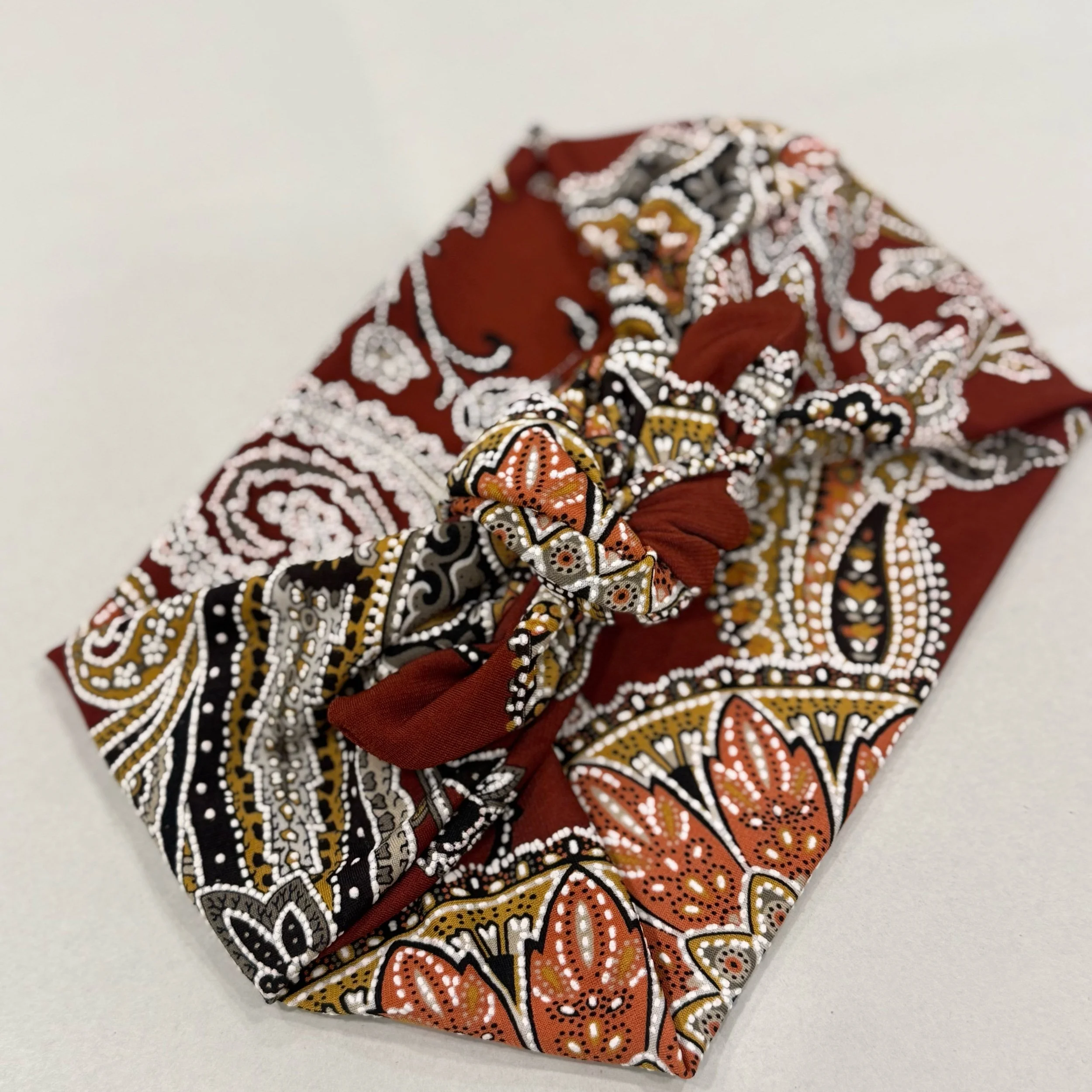 A 3 Dimensional paisley printed headband.All headbands are Stretch and fully adjustable by knotting them yourself into a circle.