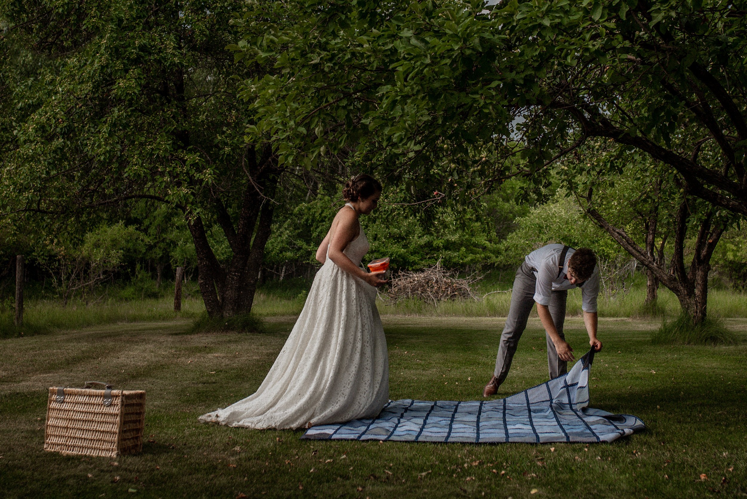 winnipeg wedding photographer - country wedding couple outdoor ceremony -60.jpg