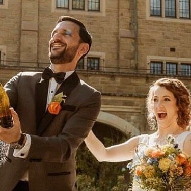 A little January throwback to Julia and Issa! 🍾 It was such a wonderful, sunny day for them ☀️ and their palette of peaches, yellows and blues was perfect for the occasion! 💙

If you are getting married late 2023/early 2024, I still have some Sprin