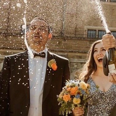 A little January throwback to Julia and Issa! 🍾 It was such a wonderful, sunny day for them ☀️ and their palette of peaches, yellows and blues was perfect for the occasion! 💙

If you are getting married late 2023/early 2024, I still have some Sprin