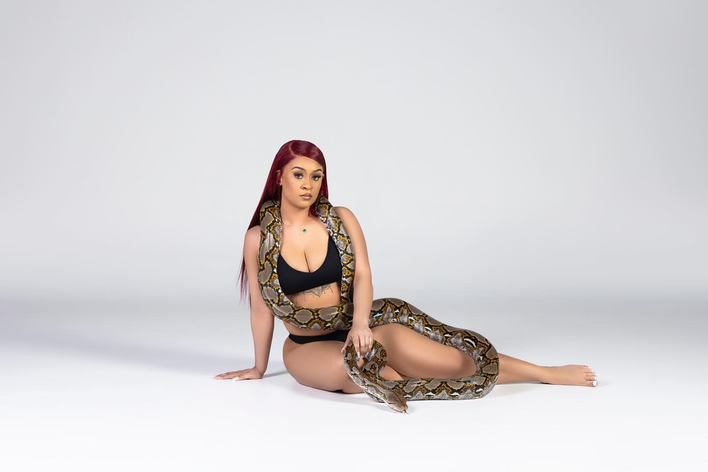 A bold look for a bold new year 🐍 

And no, the snake actually wasn&rsquo;t scary to be around! 😅 

🥳 @shantiece_ashlee 
💄 @k.nikitaxmua 
🐍 @luigivsquint