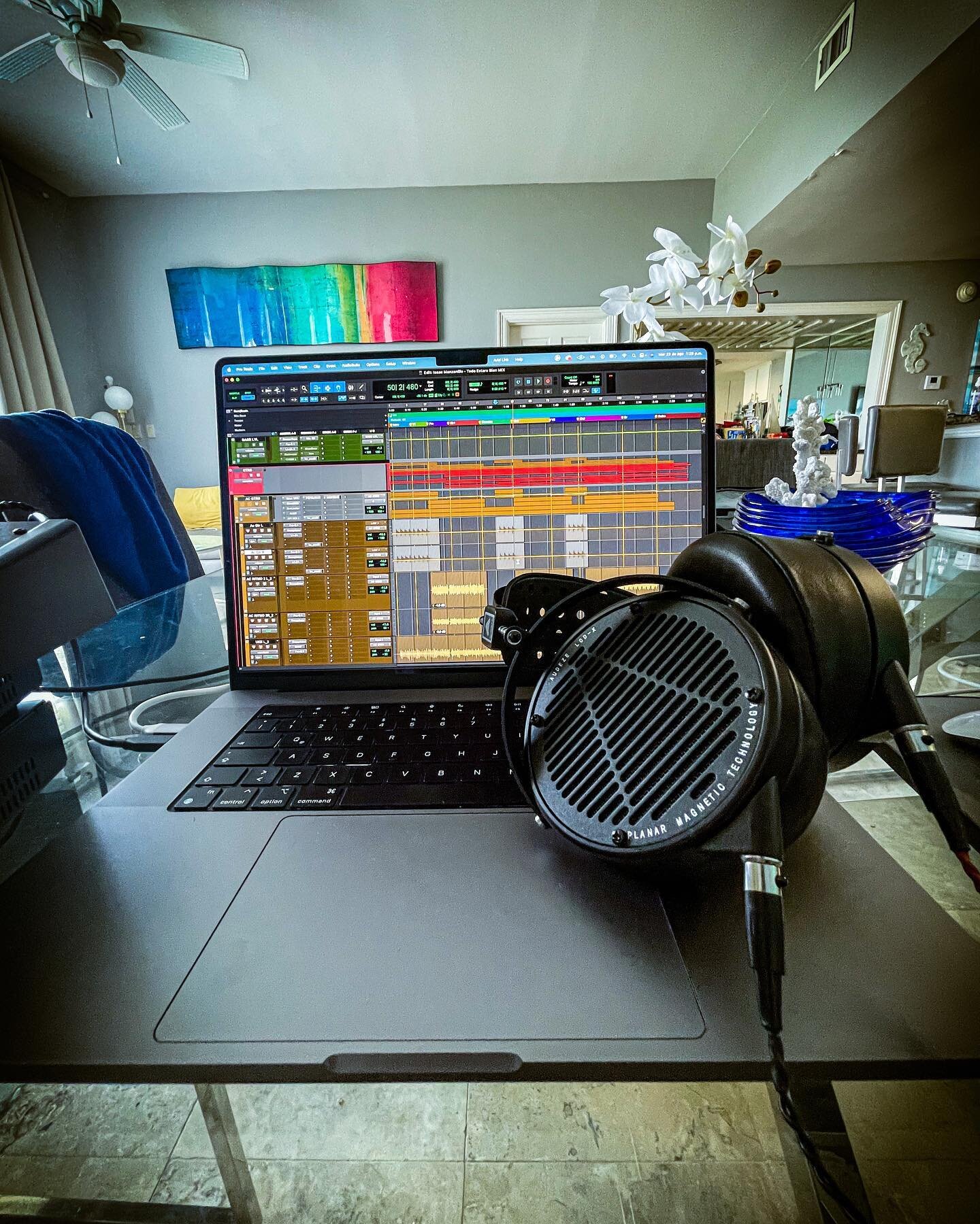 Remote mixing en la playita con mis nuevos confiables Audeze LCD-X 🎧. Creo que me esta gustando mucho esto de mezclar fuera del estudio jaja 😜 

.
.
.
.
.
.
#producerlife #recordingengineer #musicproducer #recordingstudio #recording #mixing #music 