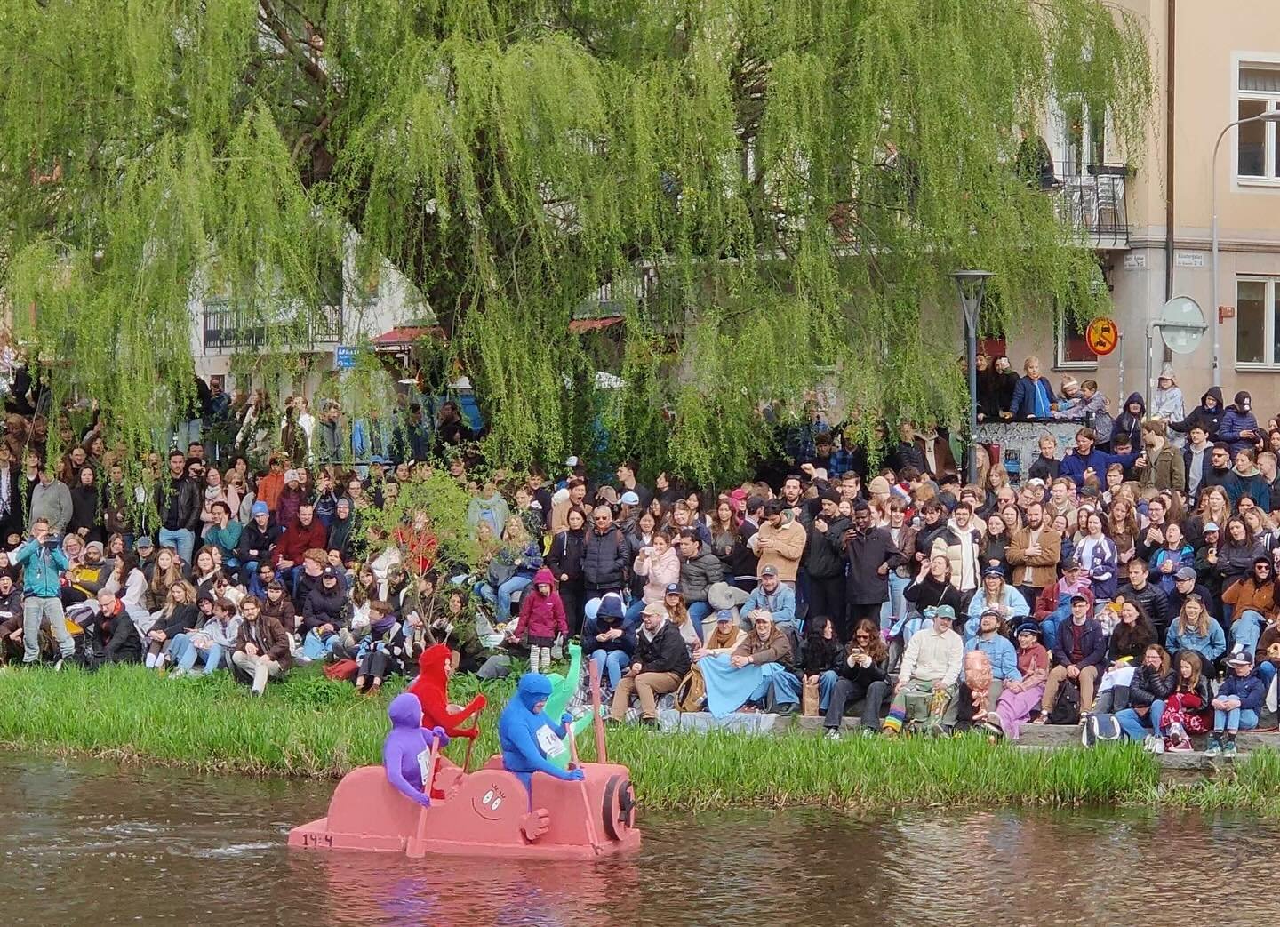 Valborg och 50-&aring;rsjubileet f&ouml;r forsr&auml;nningen firades i Uppsala, som sig b&ouml;r! ☀️

Som ni kanske ser &auml;r det Barbapappa och hans familj som flyter l&auml;ngst Fyris&aring;n, en symbol f&ouml;r n&aring;got vi p&aring; AC h&aring