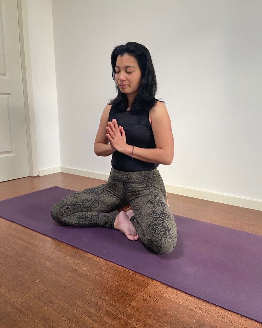 Wat brengt jou op de yogamat? 

Yoga is een mooie oefening om met je aandacht naar binnen te keren. Je wordt je bewust van je lichaam en leert signalen goed herkennen. Yoga kan je rust bieden, maar er zijn ook houdingen en oefeningen waarmee je jezel