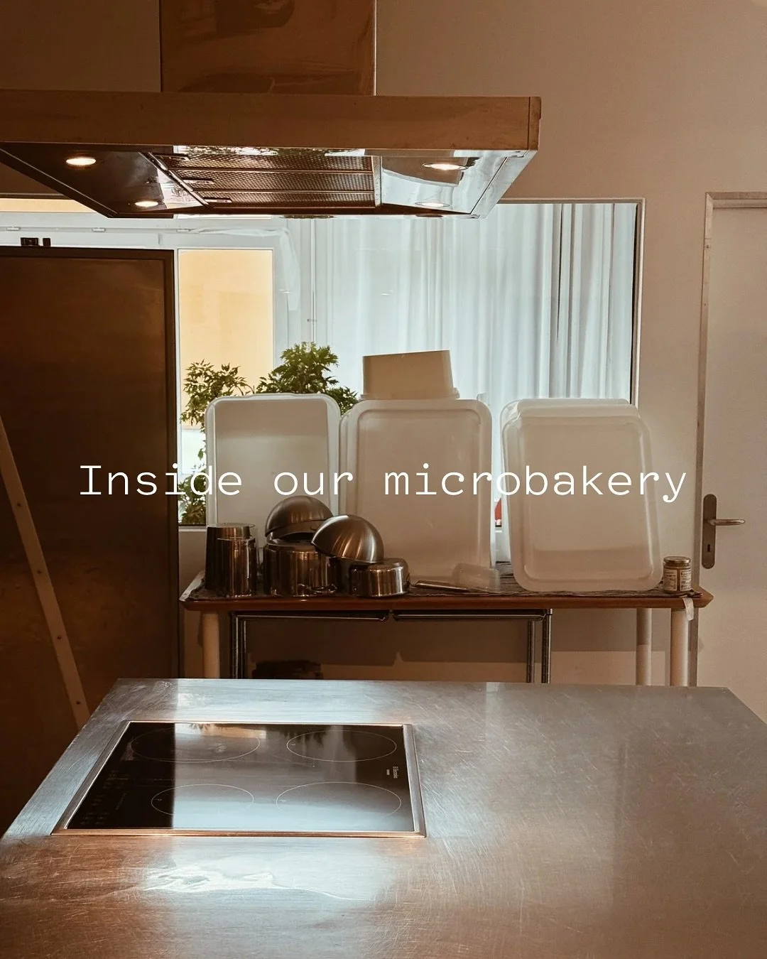🍞 What is a microbakery?
For us, it’s this: sharing a kitchen with an office, two Rofco ovens, a kneading machine, one proofing fridge, a commercial washing machine and a team of three bakers.
With limited space and equipment, everything depe