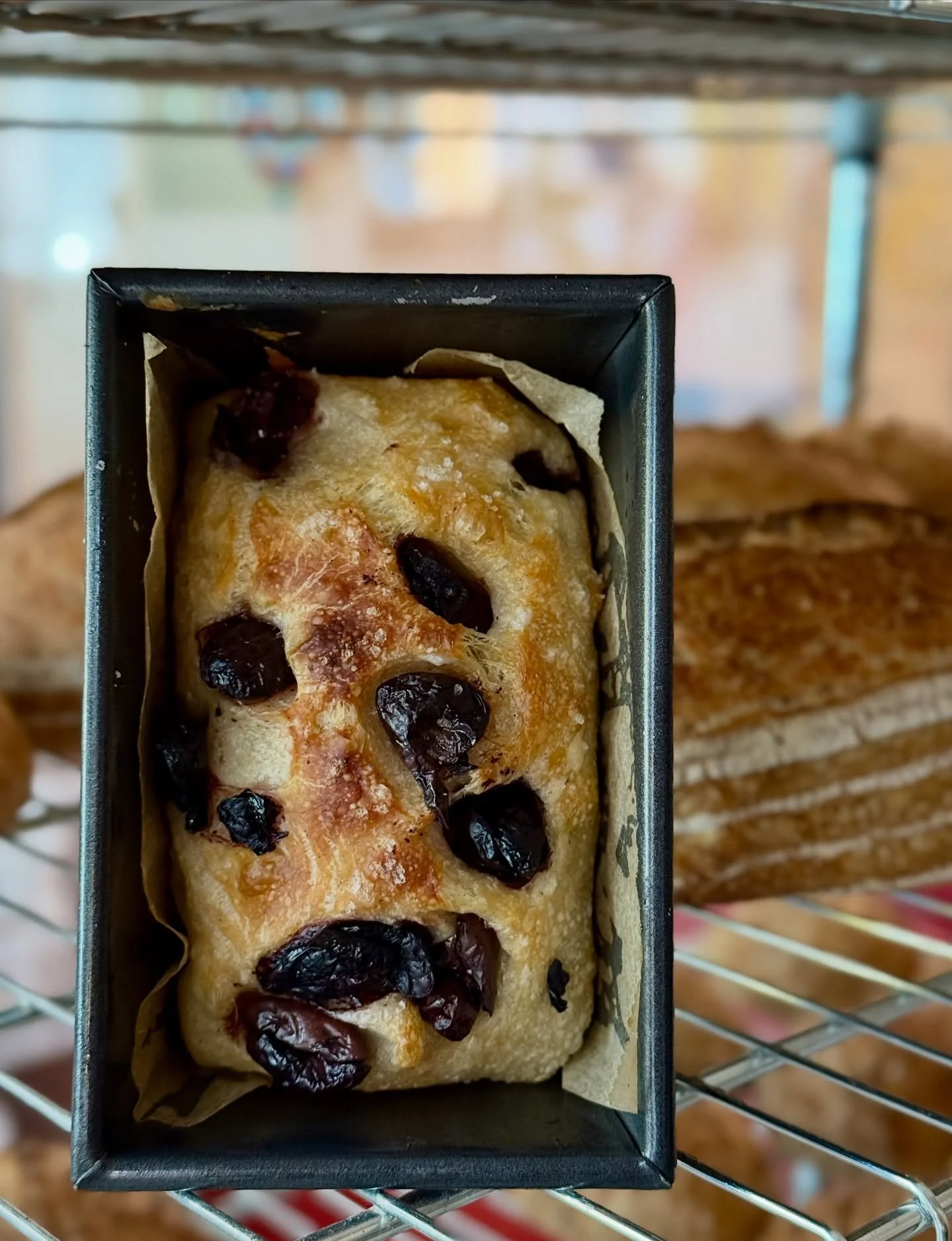 🫒 Have you tried our signature sourdough focaccia loaves yet? 
Find them at Oerlikermarkt — market days in the link in bio.
 
#focaccia #sourdough #artisanbread #zaatar #olives #zurich #switzerland