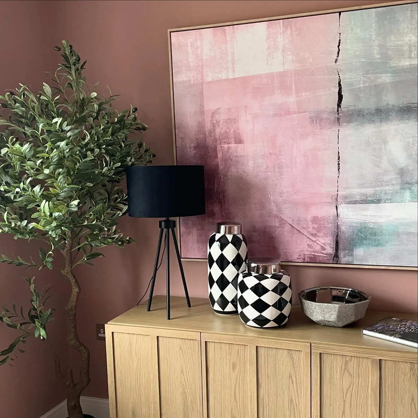 SNUG ◾️

More from my latest finished project over near Nottingham! The plan was a playroom/adult space. Large cabinet for storage but pretty. This room I had painted in full sulking room pink by @farrowandball Snugs are the perfect place to fully pa