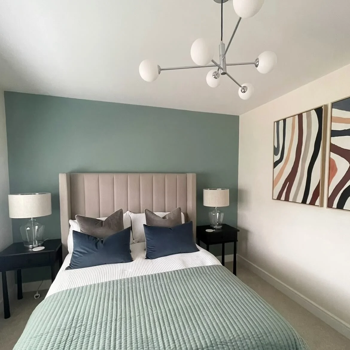 GUEST ROOM ◾️

Guest room styling from my recent project. Darkened and historic @farrowandball OVAL ROOM BLUE as the feature of the room and beautiful lamps are LAURA ASHLEY 👌🏻 the art adds a touch of contemporary and depth of colour. Contact for i