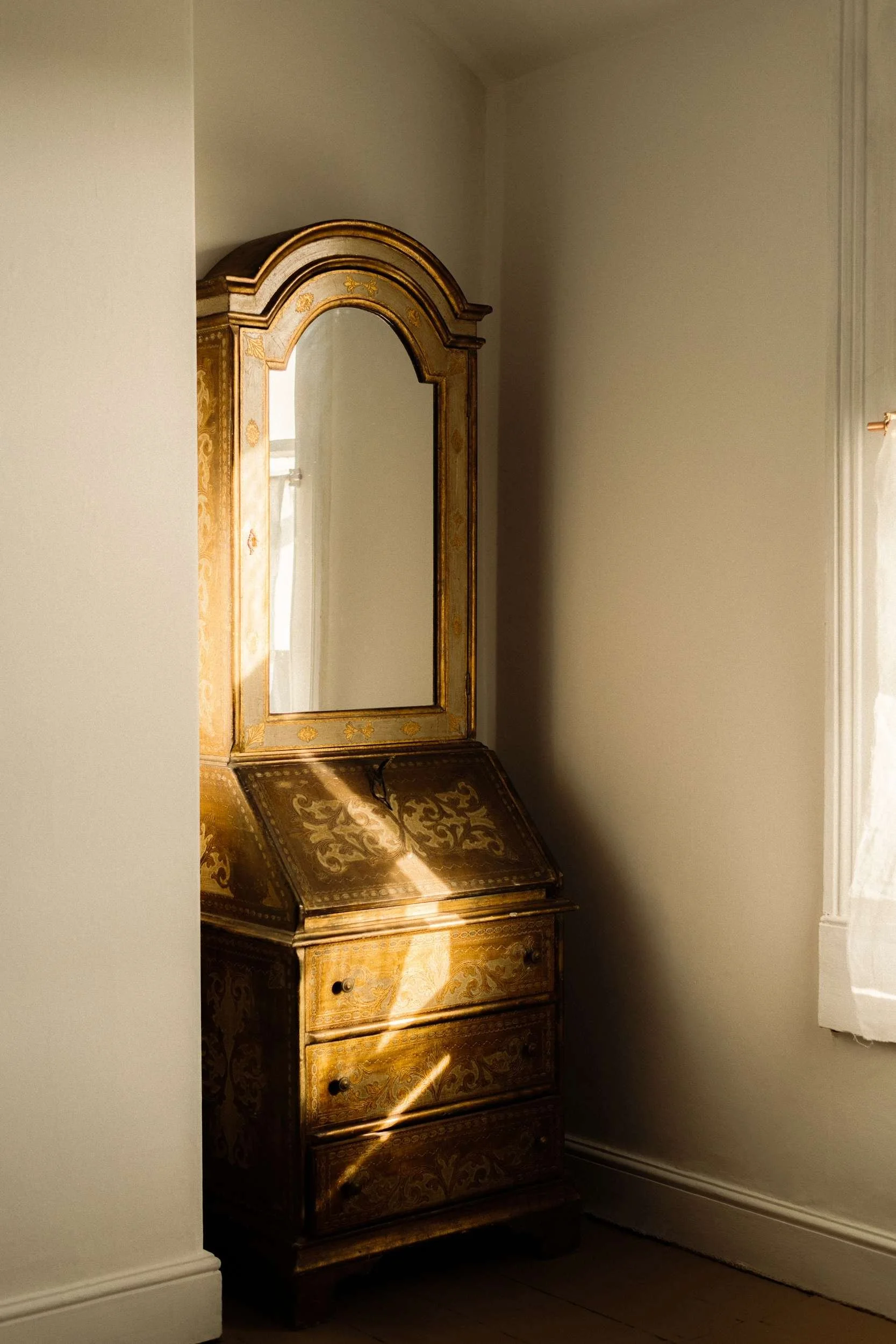 Wall painted in Atelier Ellis' colour Crumpet, a comforting warm neutral.