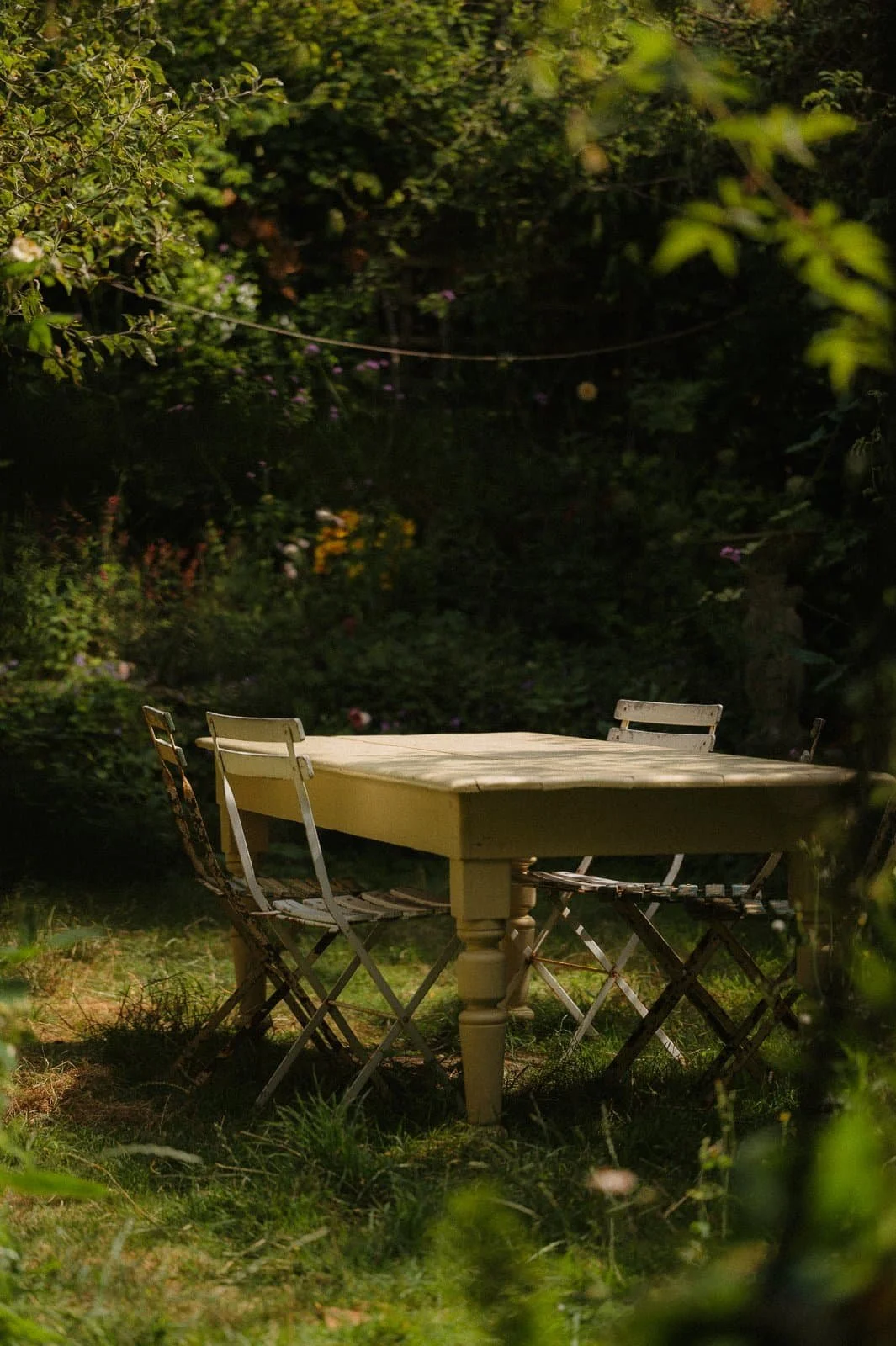 Garden table painted in one of our Wood & Metal finishes. The sheen level they offer varies between 5% and 70%.