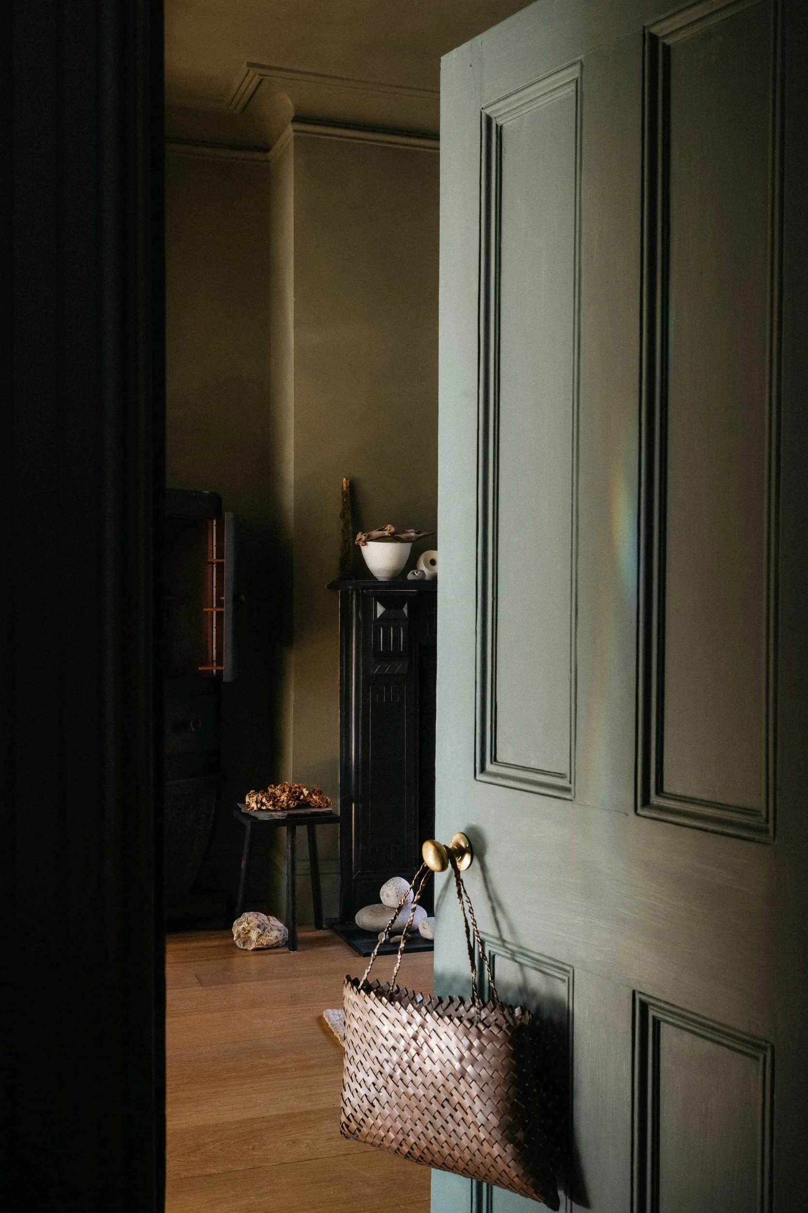 Room painted in Atelier Ellis' Is-land (olive green). Door painted in Emily (dark green).