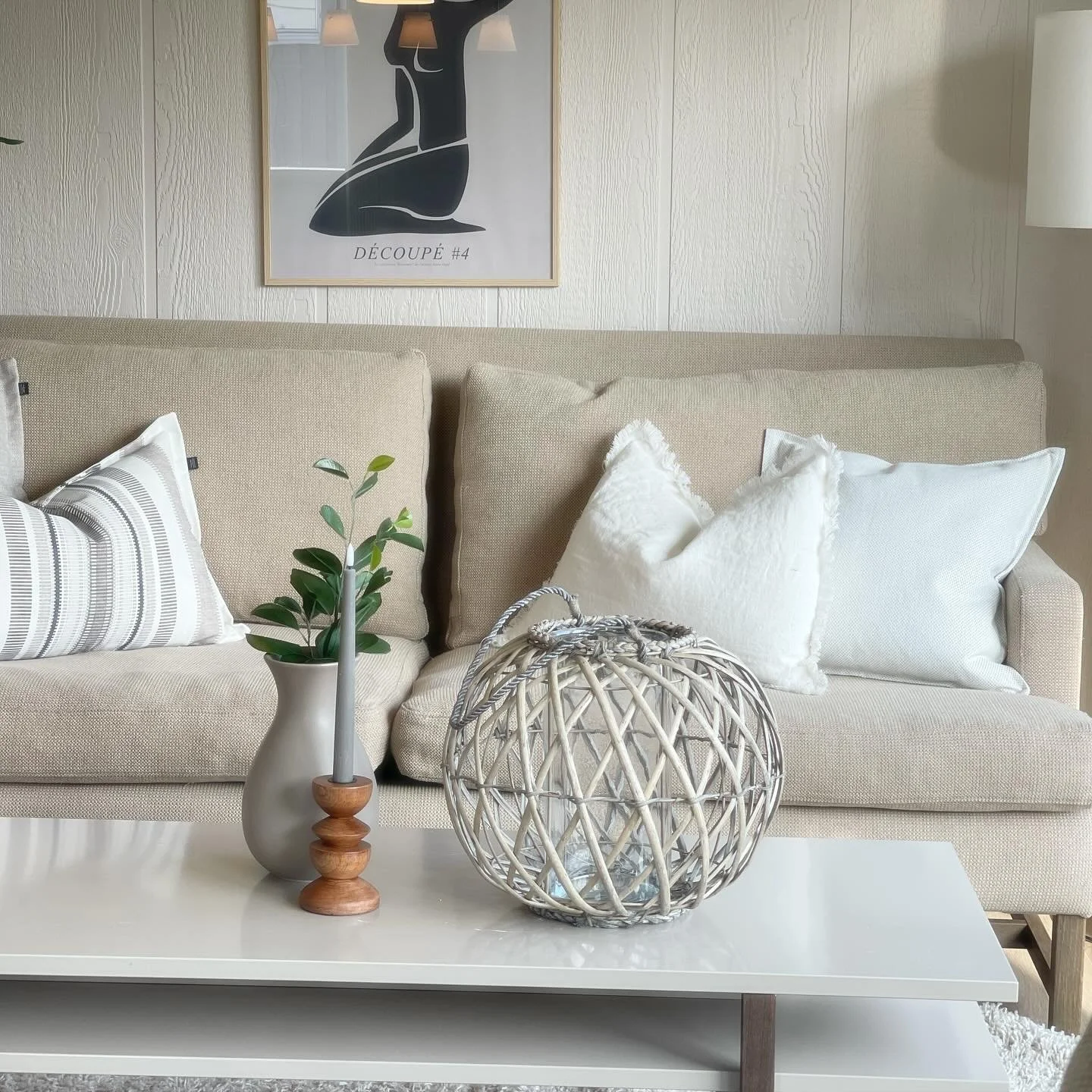 Hvilken stil er mest ettertraktet i styling? Rom interi&oslash;r tilpasser stil til type bolig og kj&oslash;pegruppe. Likevel ser vi at trem&oslash;bler og tekstiler med varme toner- Mid Century Modern og den minimalistiske stilen som trekker til seg