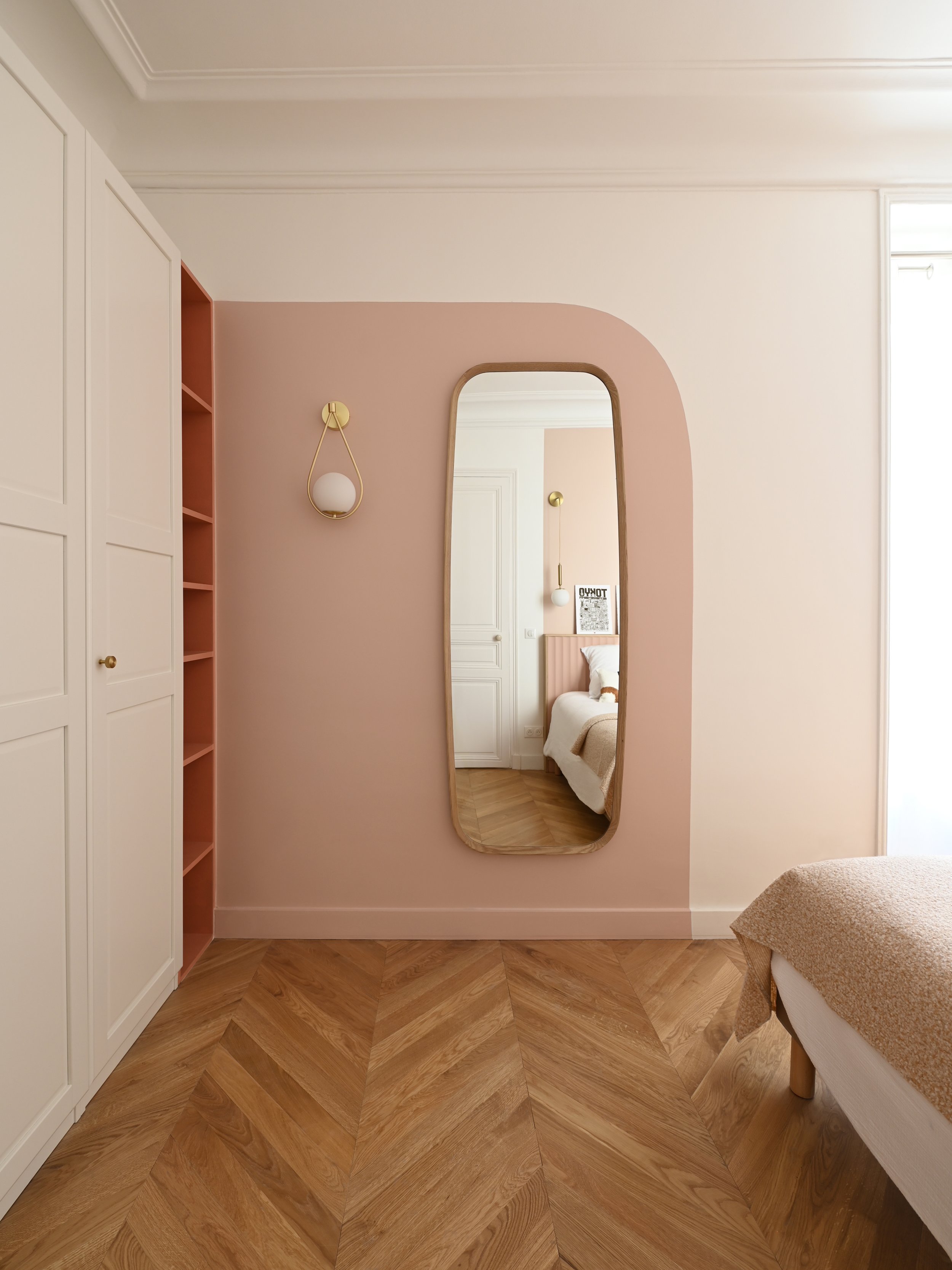 Chambre rénovée dans un appartement haussmannien à Paris 9