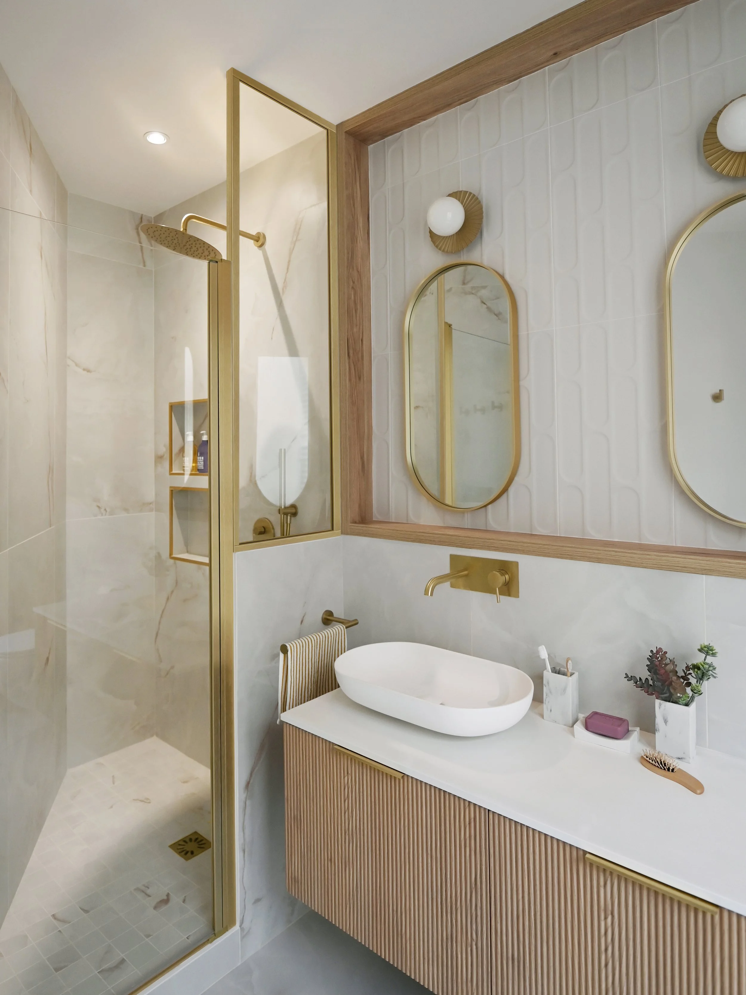 Douche à l’italienne rénovée à Paris avec finitions en laiton et bois