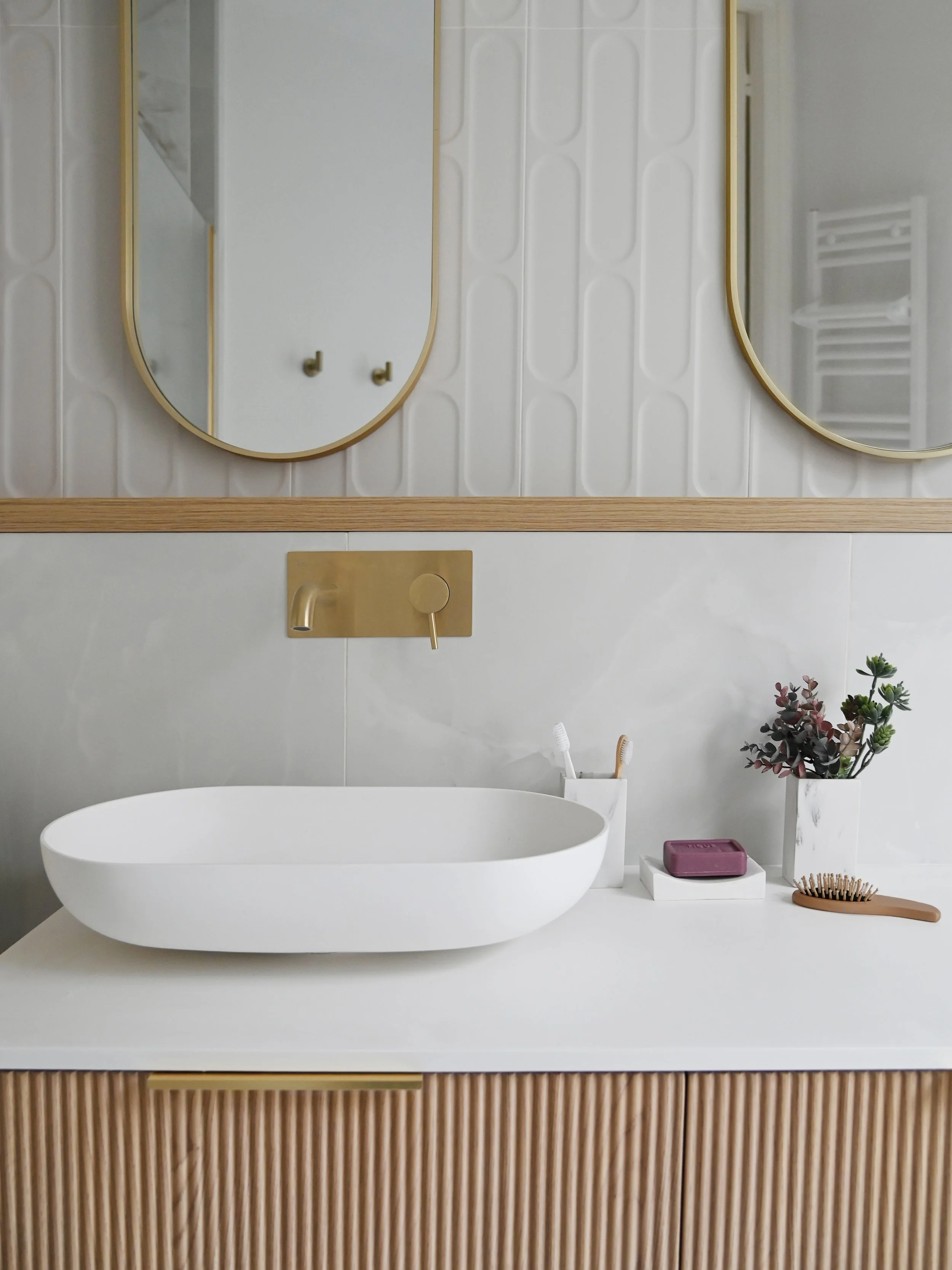 11-renovation-paris9-salle-de-bain-vasque-bois-laiton-design.jpg