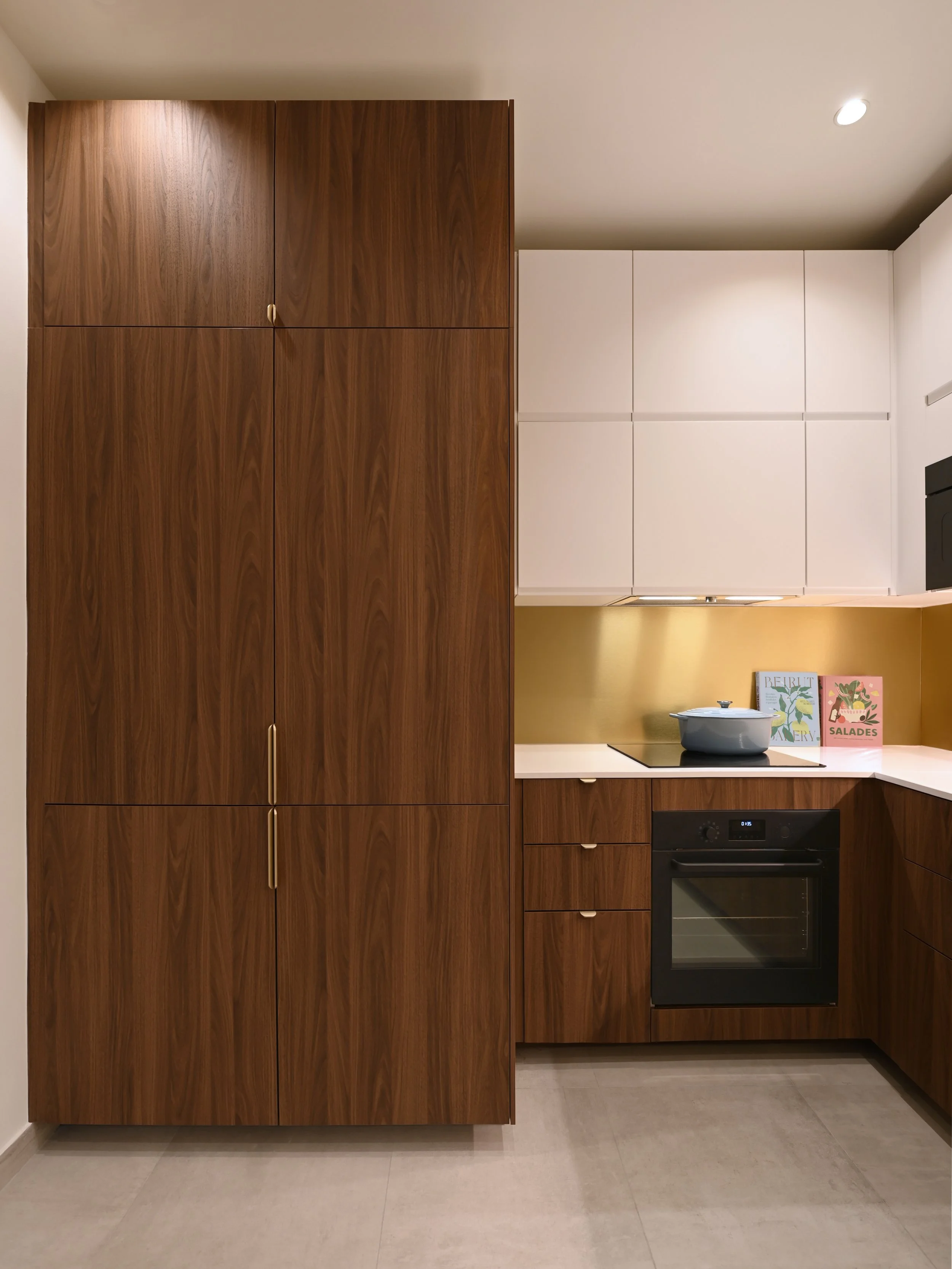 Cuisine rénovée dans un appartement haussmannien à Paris 9, design sobre et intemporel