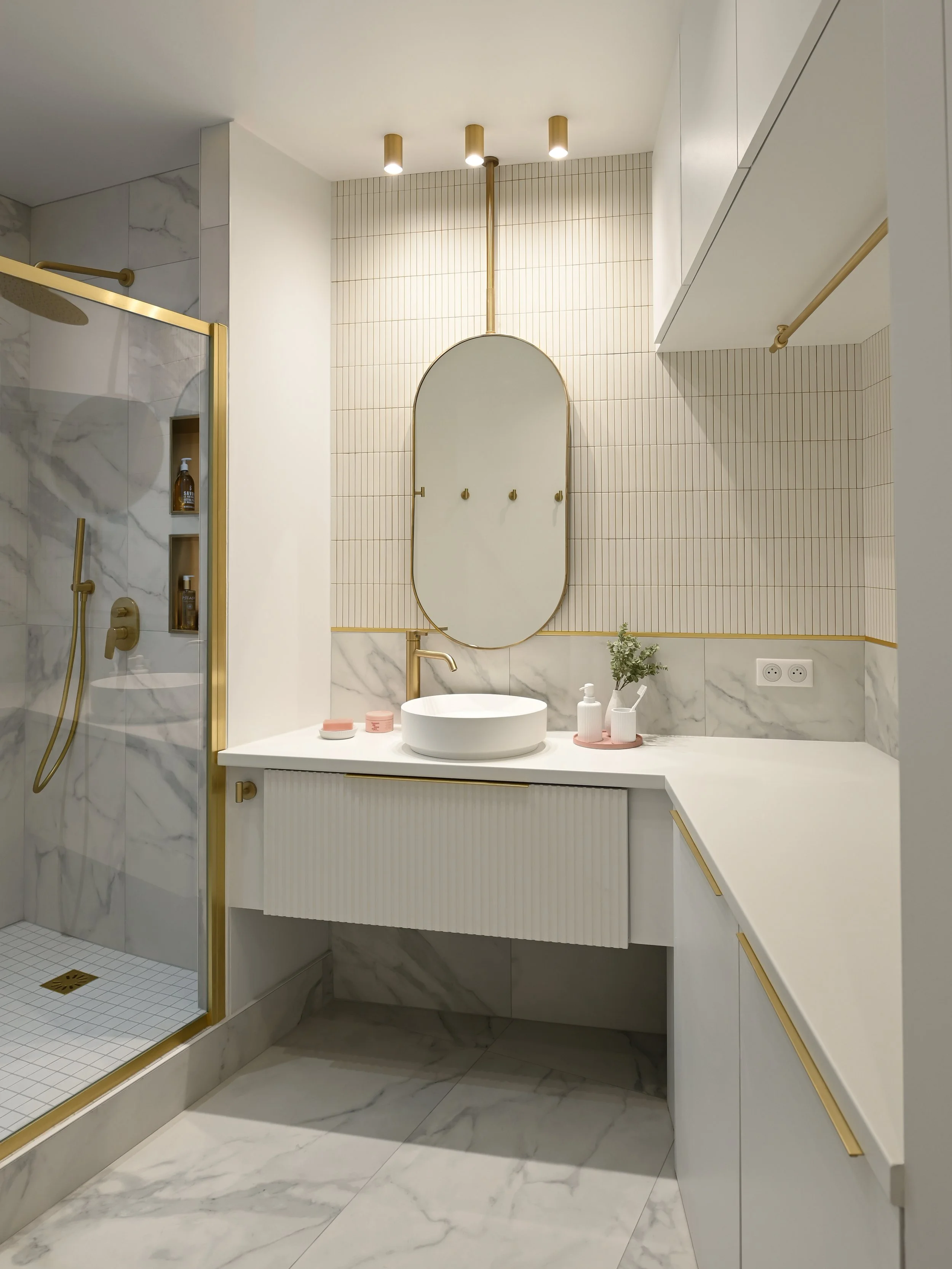 Salle de bain rénovée dans un esprit chic parisien, marbre et laiton