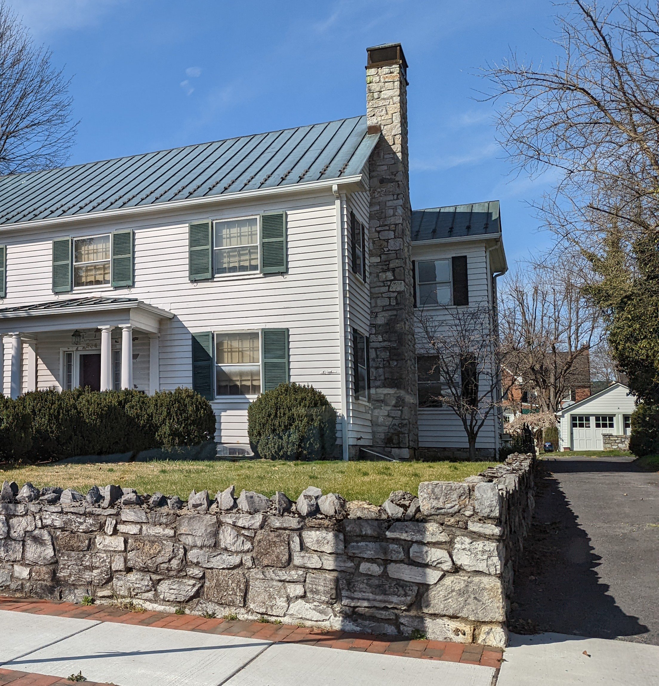 many homes in Winchester VA have these stone walls with pointed rocks as their top cap - why?