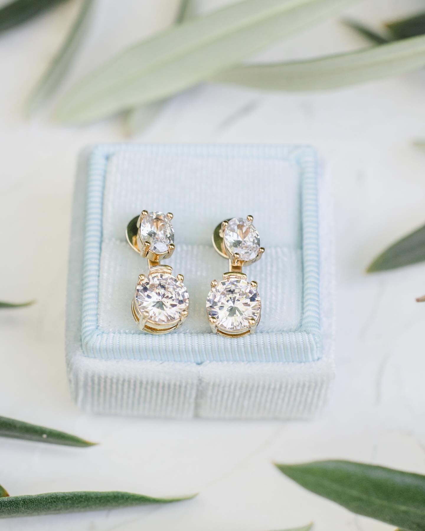 We&rsquo;re a sucker for wedding day glam 😍 these earrings are to die for! The perfect accessory 👏🏻

LMP Team 
Leah + @adrianna_weddingsbylmp 

Vendor Team
@ponteweddings 
@jodisnowdenandco 
@tre_fiori_floral_studio 
@djpros 
@loveandlacebridalsal