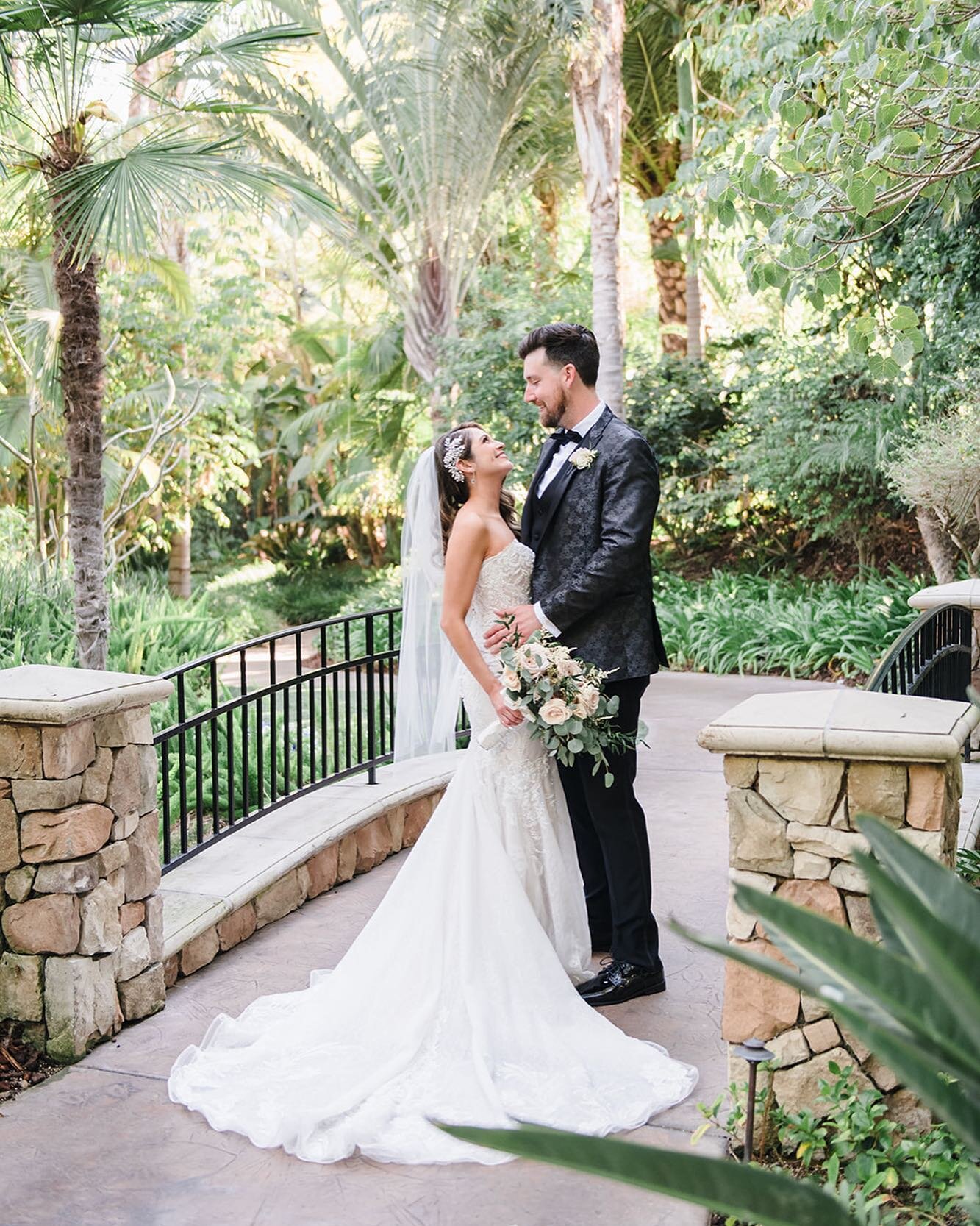 We loved this sweet couple! ❤️ &amp; look at that GORG hair piece! 😍

@grandtraditionestate