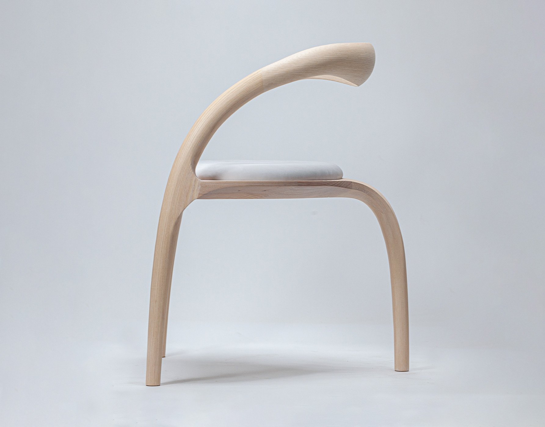 Éasca-chair-side-view.jpg