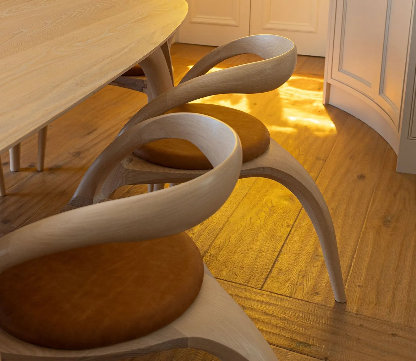 Easca-Dining-table-close-up.jpg