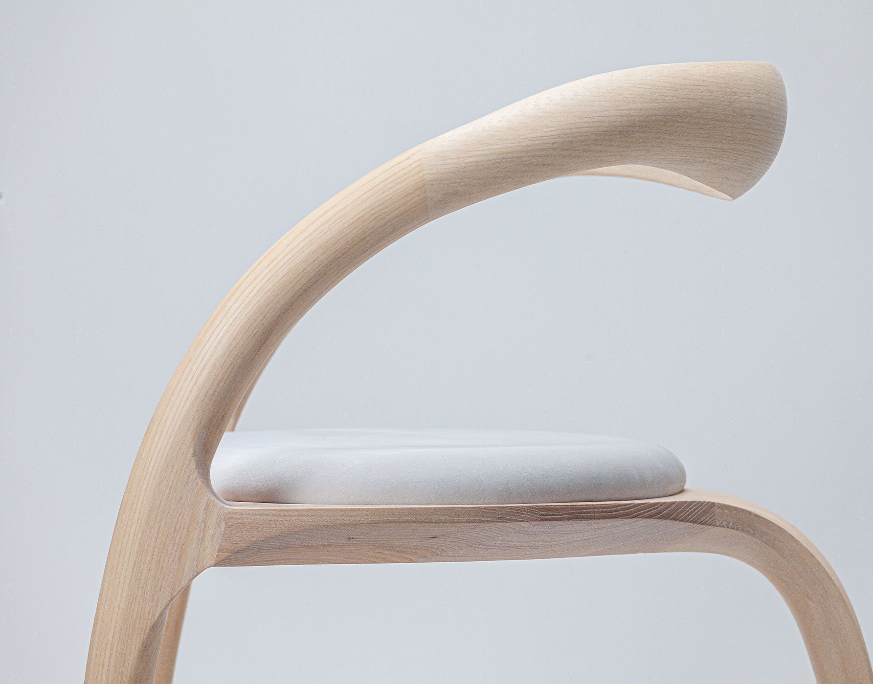Éasca-chair-side-view-close-up.jpg