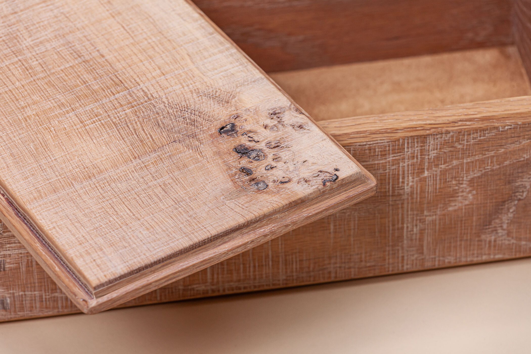 Pippy+Box+-+Irish+Oak+-+Lid+close+up+-+Knot+cluster.jpg