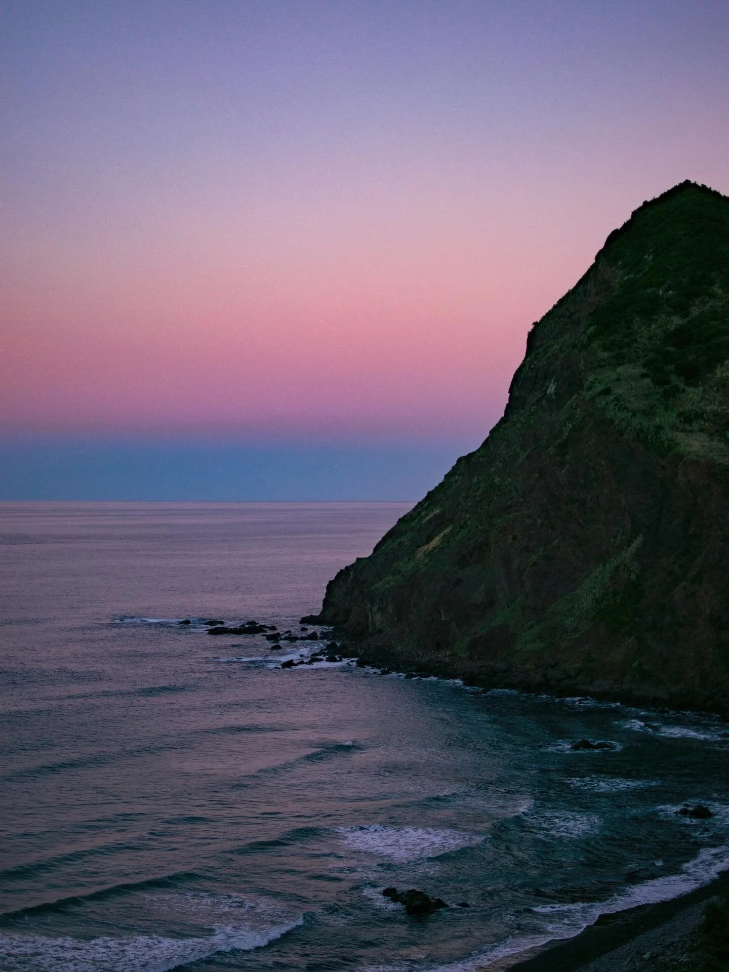 Fim do ver&atilde;o, p&ocirc;r do sol suave na praia selvagem.

*Don&rsquo;t let them fool you &ndash; there actually are beautiful sunsets on the northeast 👁️